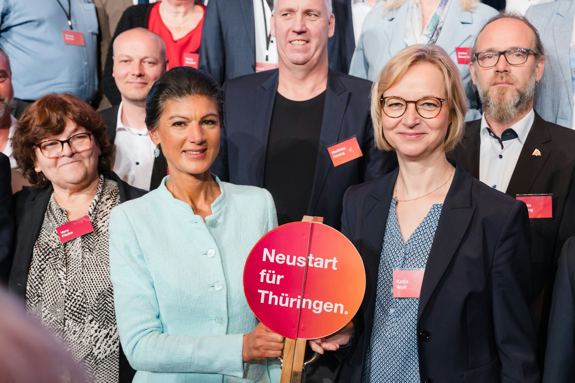 Auch die Bundesvorsitzende Sahra Wagenknecht besuchte den BSW-Parteitag in Erfurt. Hier an der Seite von Katja Wolf, der Landesvorsitzenden und Spitzenkandidatin.