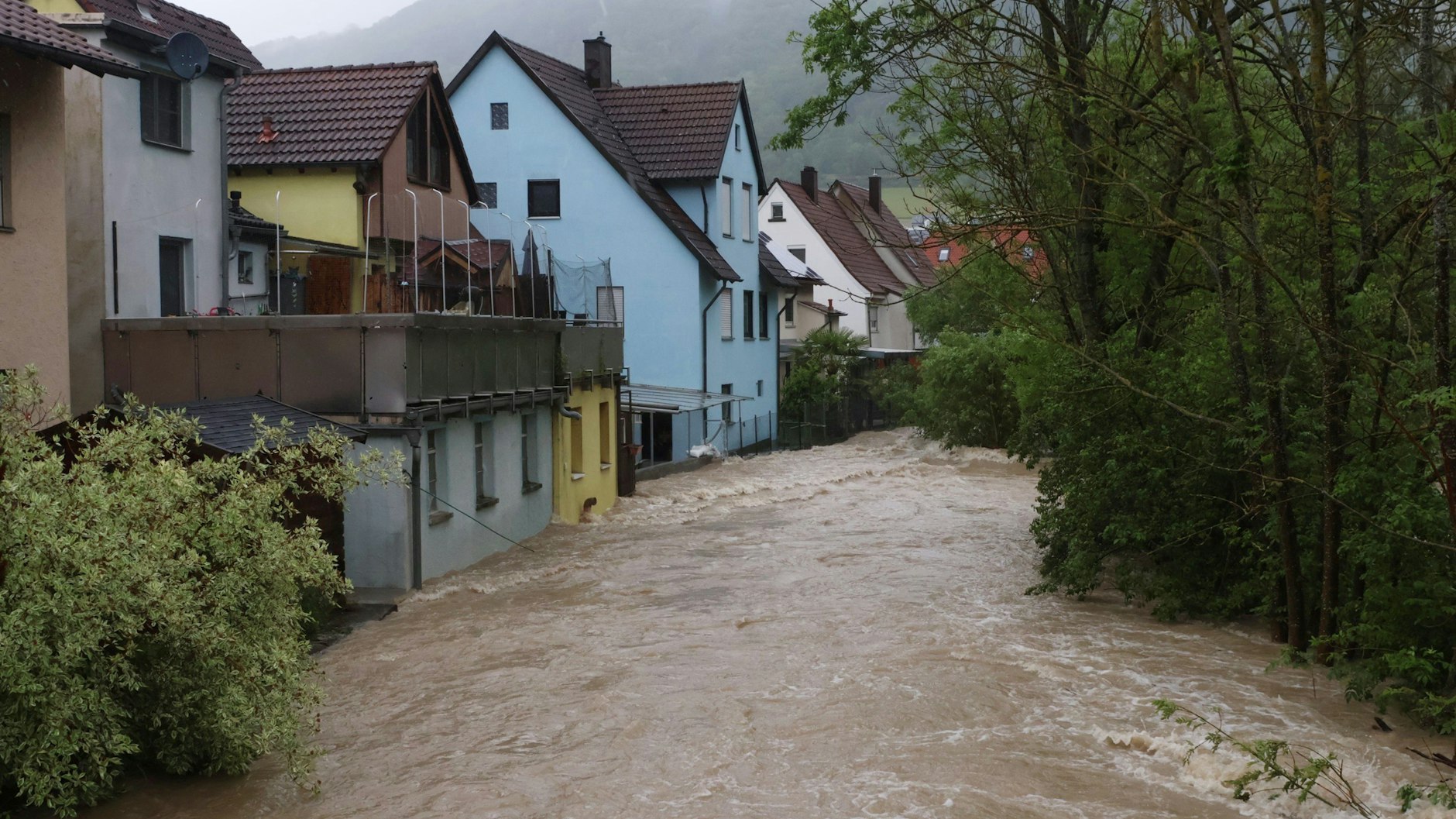Starke Regenfälle haben in Hausen bei Bad Ditzenbach (Landkreis Göppingen) die Fils über die Ufer treten lassen.