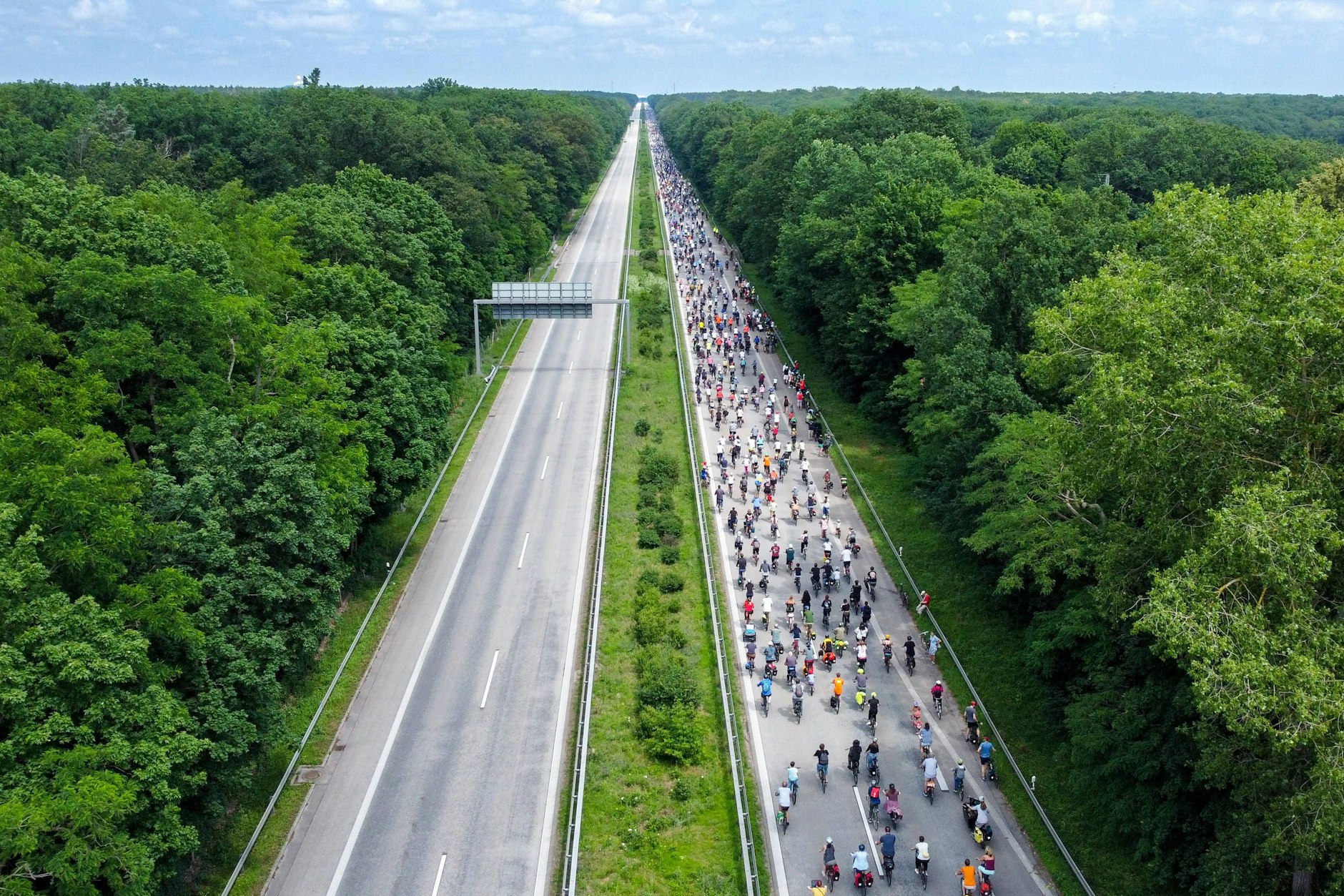 Tausende Menschen radeln über die A115 von Wannsee in Richtung Berlin.&nbsp;