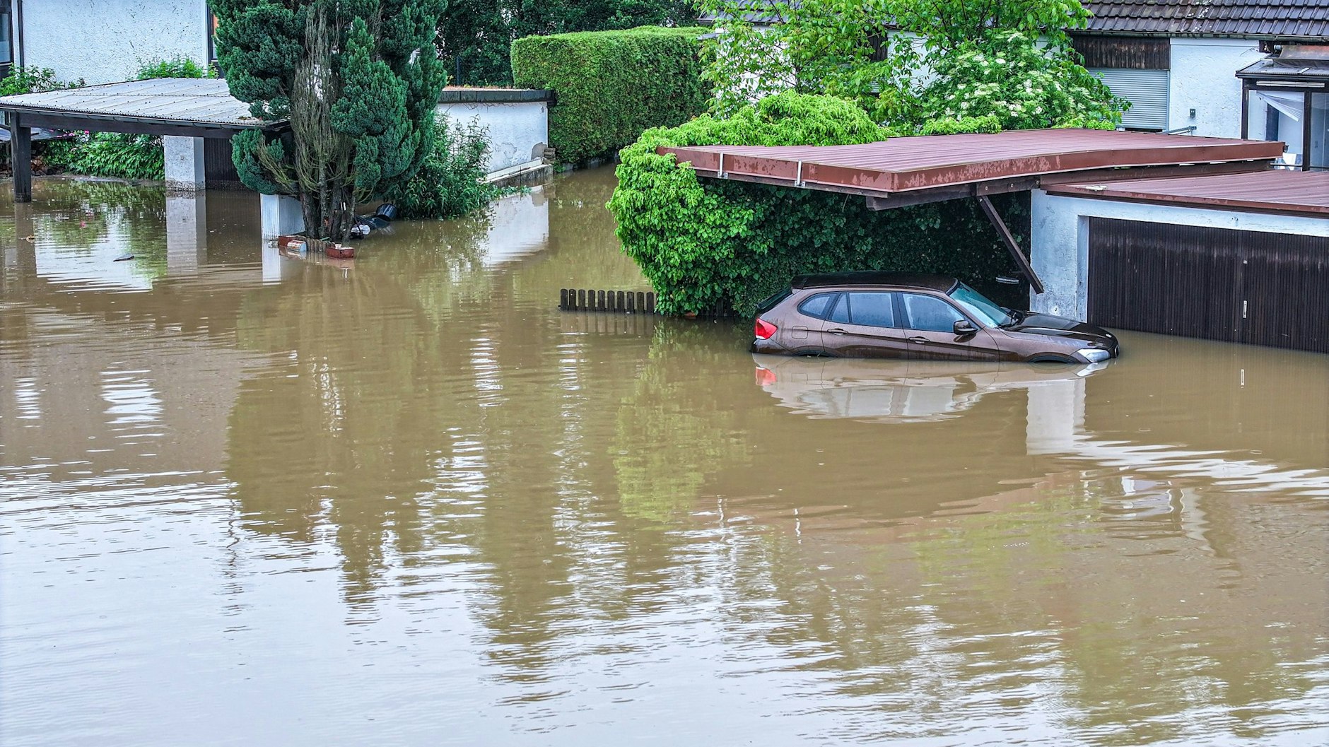 Ein&nbsp;Auto steht auf einer überfluteten Straße im oberbayrischen Pfaffenhofen.