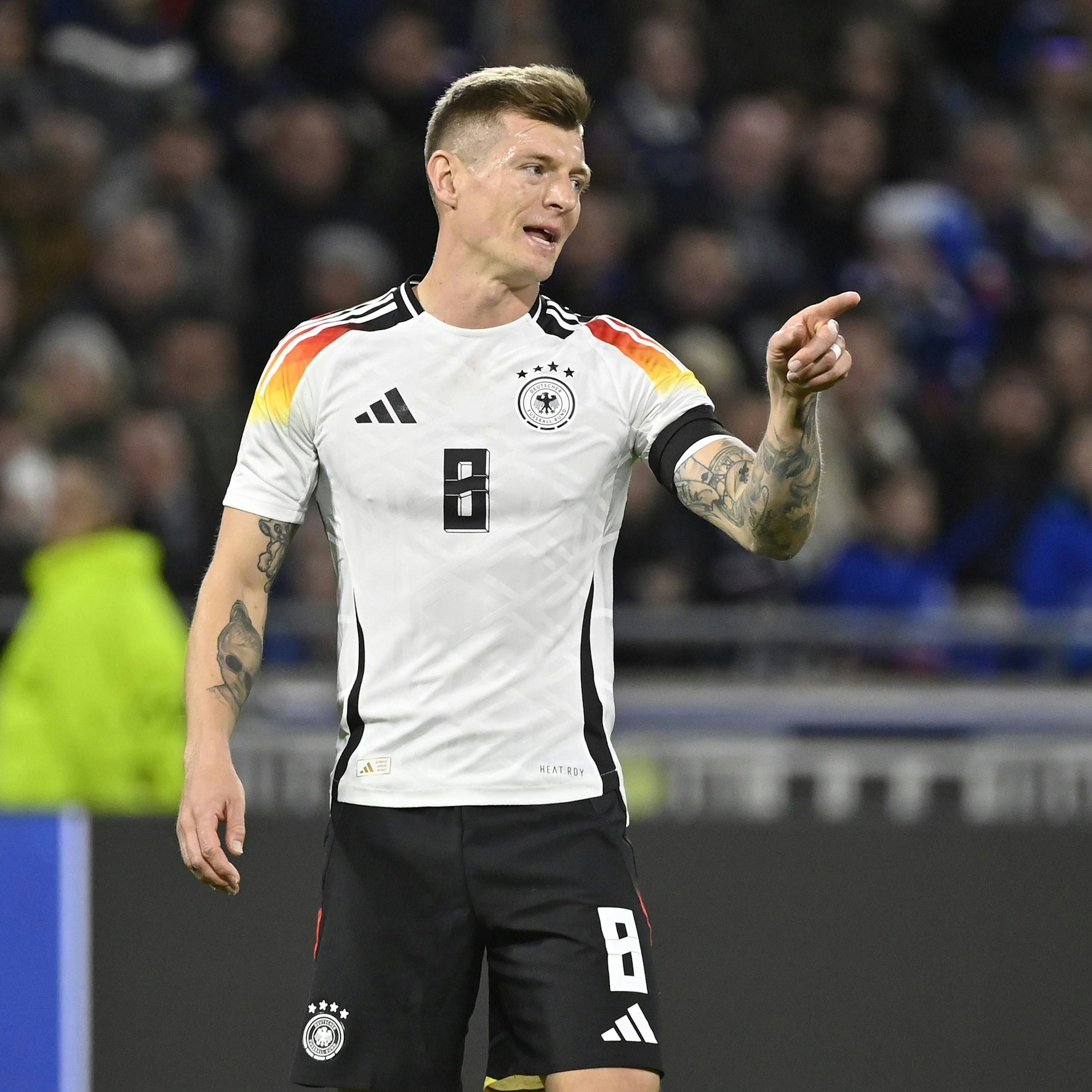 Mittelfeldboss Toni Kroos feiert im März beim 2:0 gegen Frankreich ein Traum-Comeback in der Nationalelf.