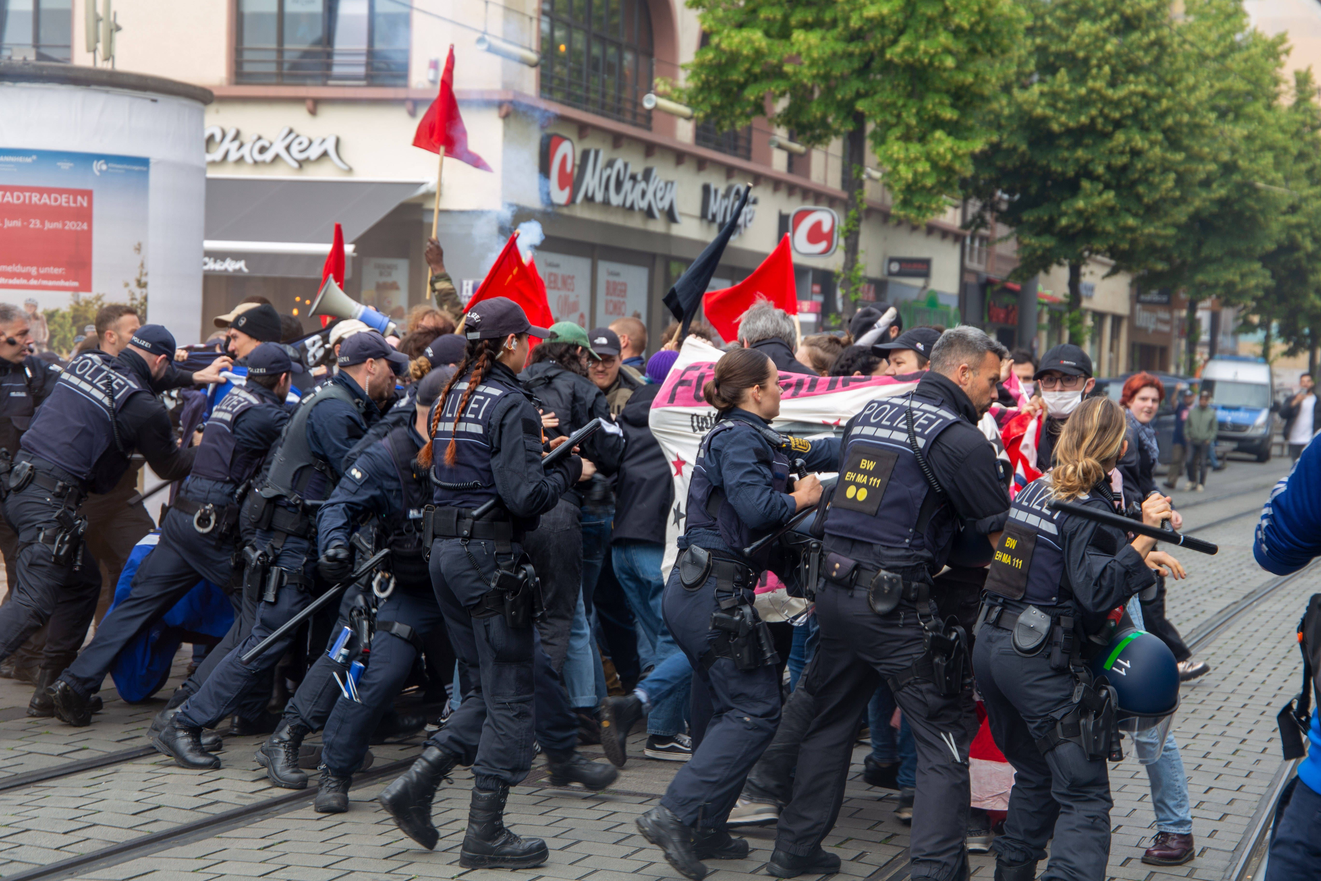 Nach Messerattacke in Mannheim: Antifa stört rechte „Remigration“-Mahnwache