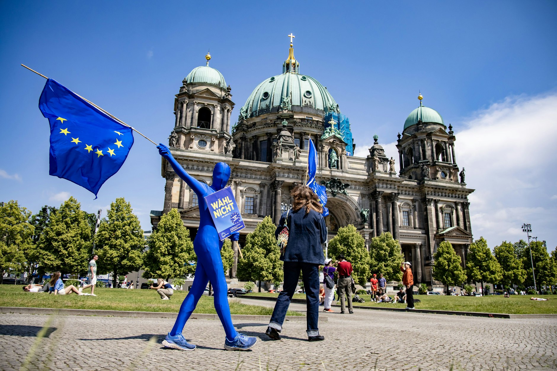 Aktivisten von Pulse of Europe bei einer Kundgebung für die Europawahl im Lustgarten in Berlin am 2. Juni 2024