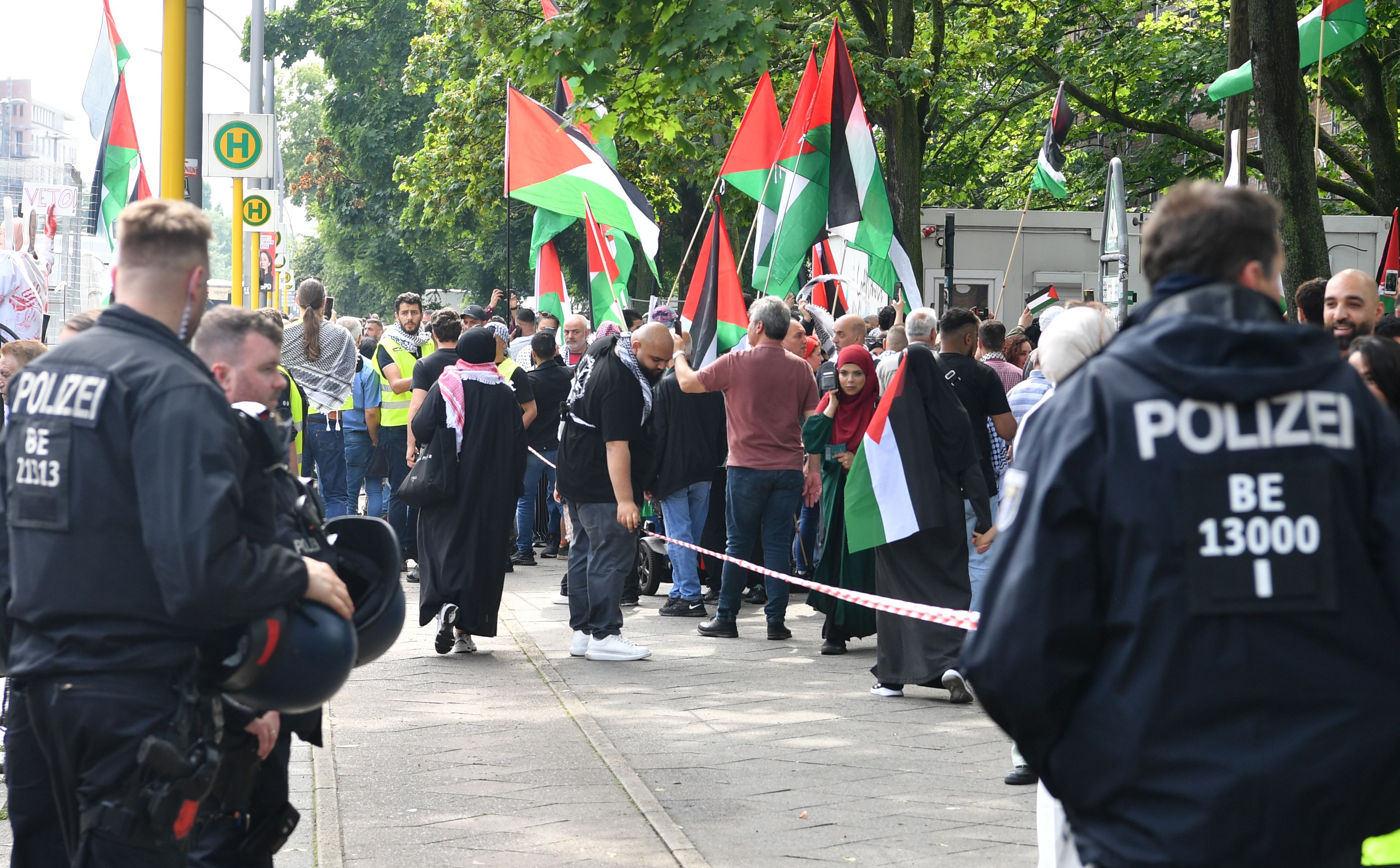 Wurfgeschosse, Gewalt und Jagdszenen: Palästina-Demo in Berlin eskaliert