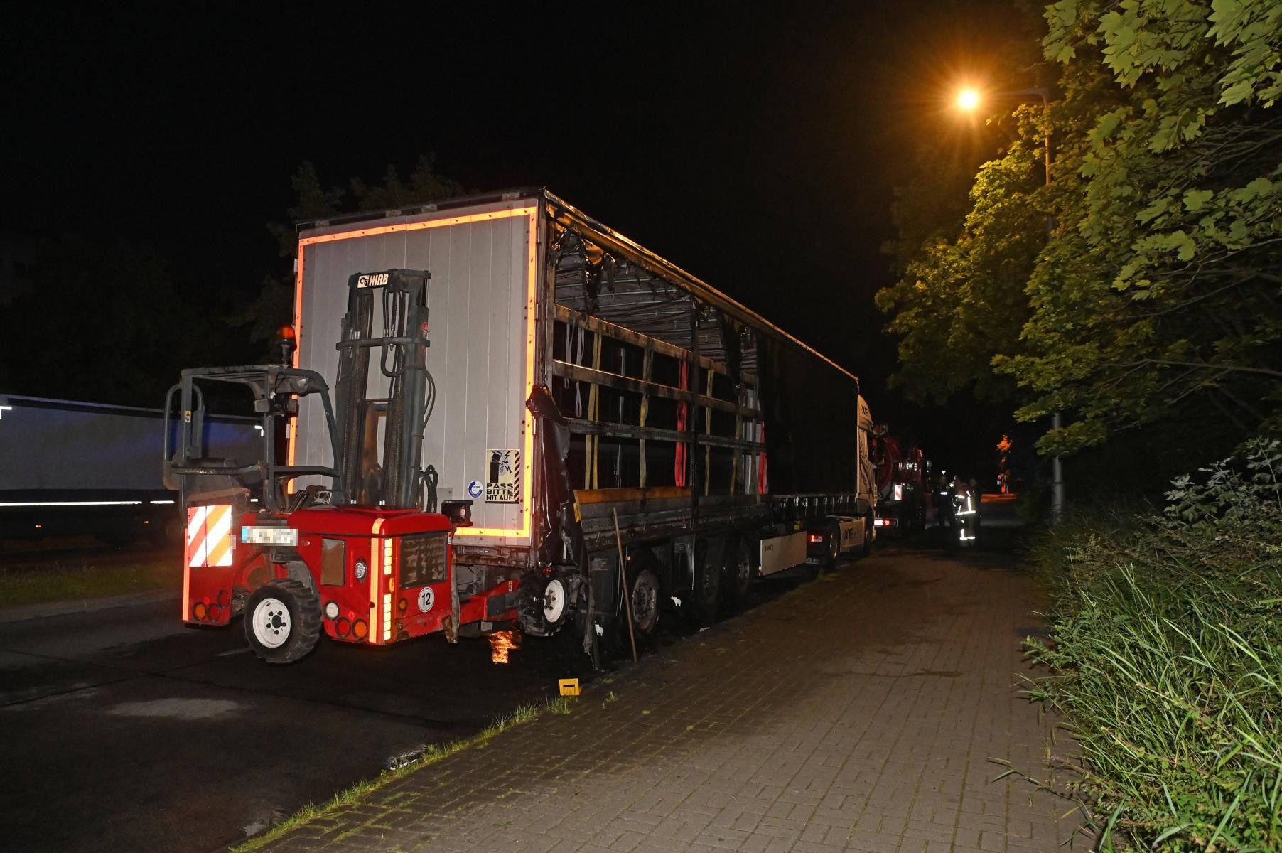 Horror in Marzahn: Unheimlicher Feuerteufel macht Bezirk unsicher!