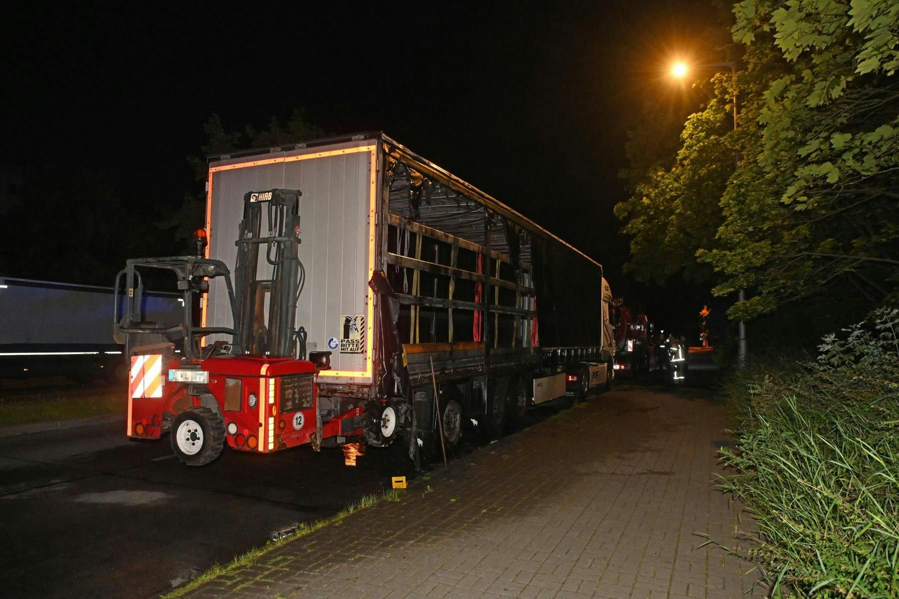 An diesem Lkw entstand nach der Attacke des Brandstifters ein hoher Sachschaden.
