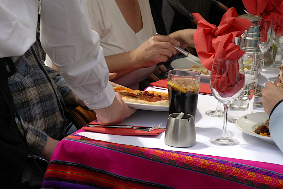 Ein Gast war empört, weil ein Restaurant einen Euro für eine Zitronenscheibe in der Cola verlangte.