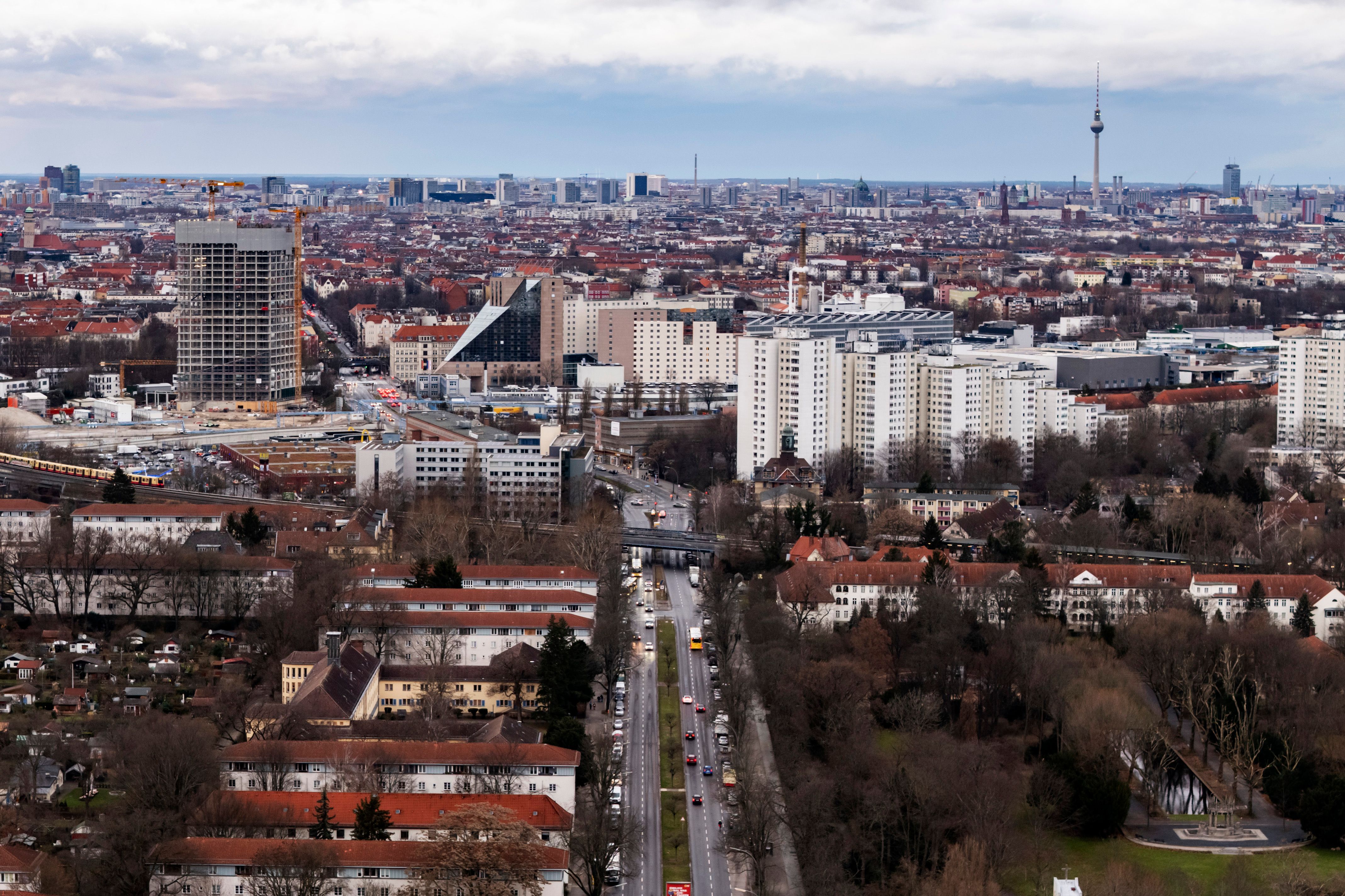 Berlin-Neukölln: 80-jähriger Radfahrer kollidiert mit Auto