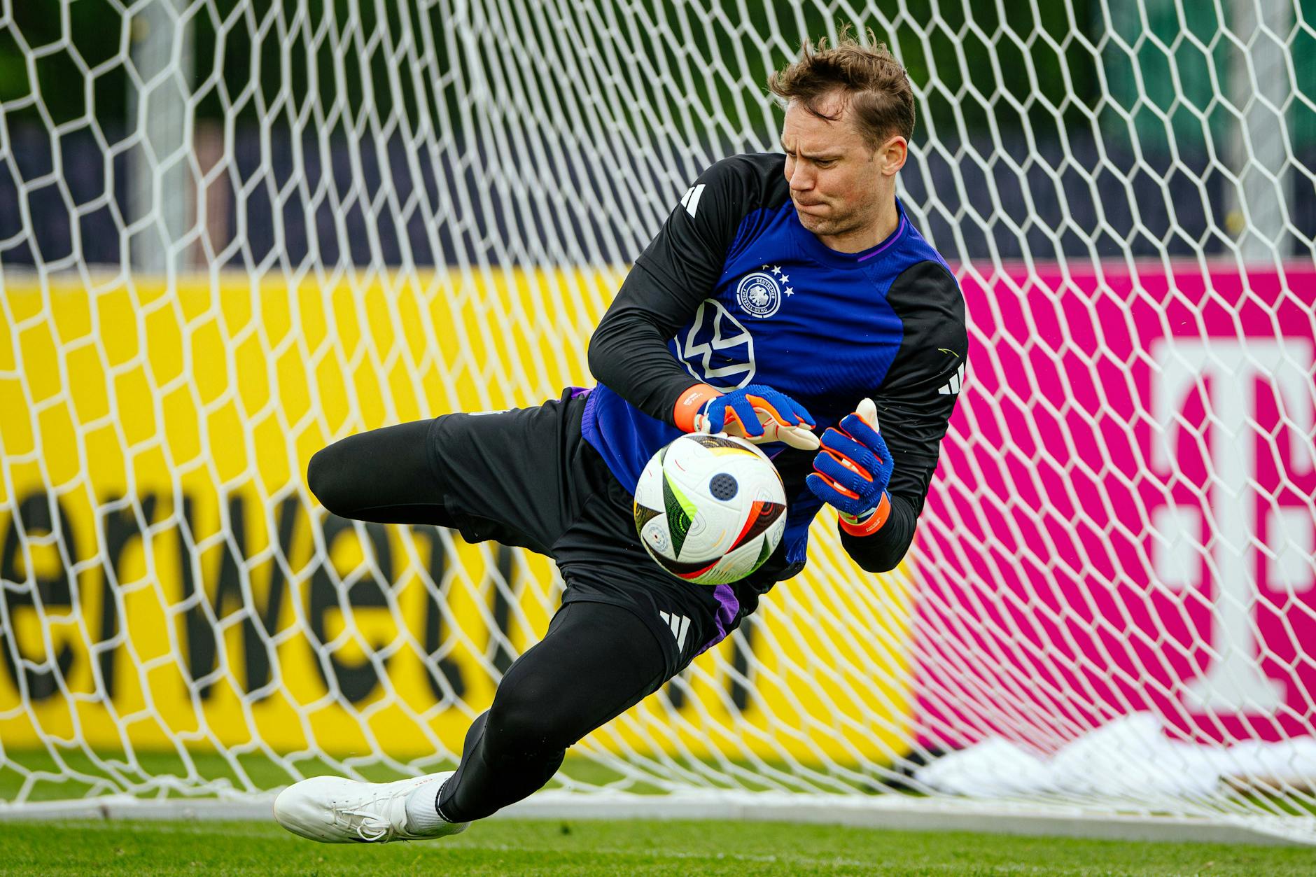Manuel Neuer beim Training im DFB-Camp. Montag steht er wieder im Tor der Nationalelf, wenn es gegen die Ukraine geht.