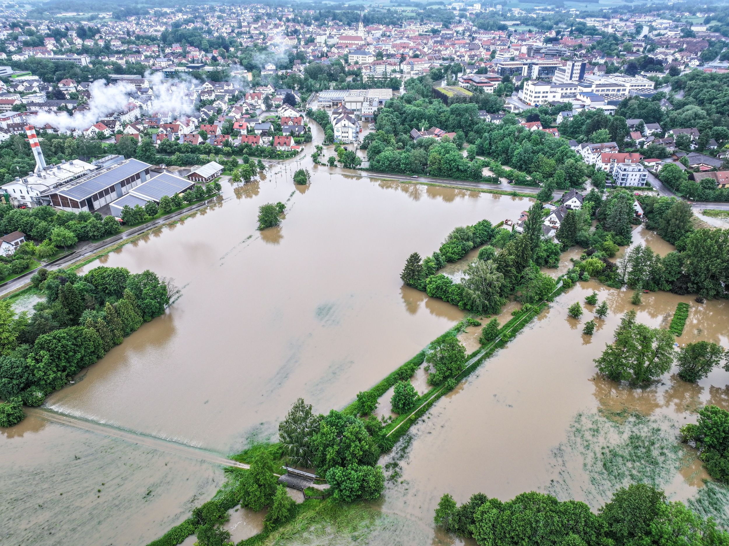 Image - Jahrhunderthochwasser: Feuerwehrmann ertrinkt +++ ICE entgleist +++ A9 gesperrt
