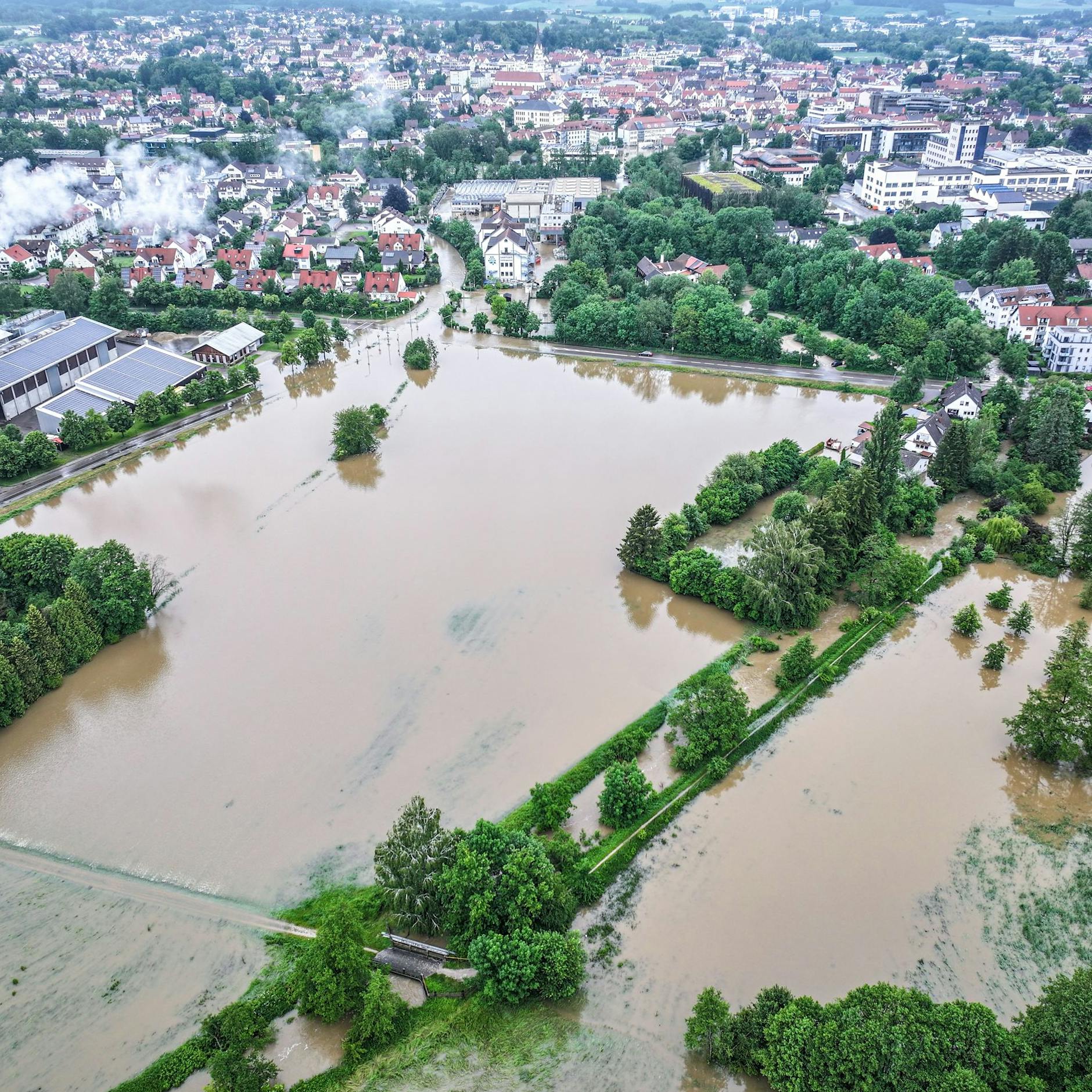 Jahrhunderthochwasser: Feuerwehrmann ertrinkt +++ ICE entgleist +++ A9 gesperrt