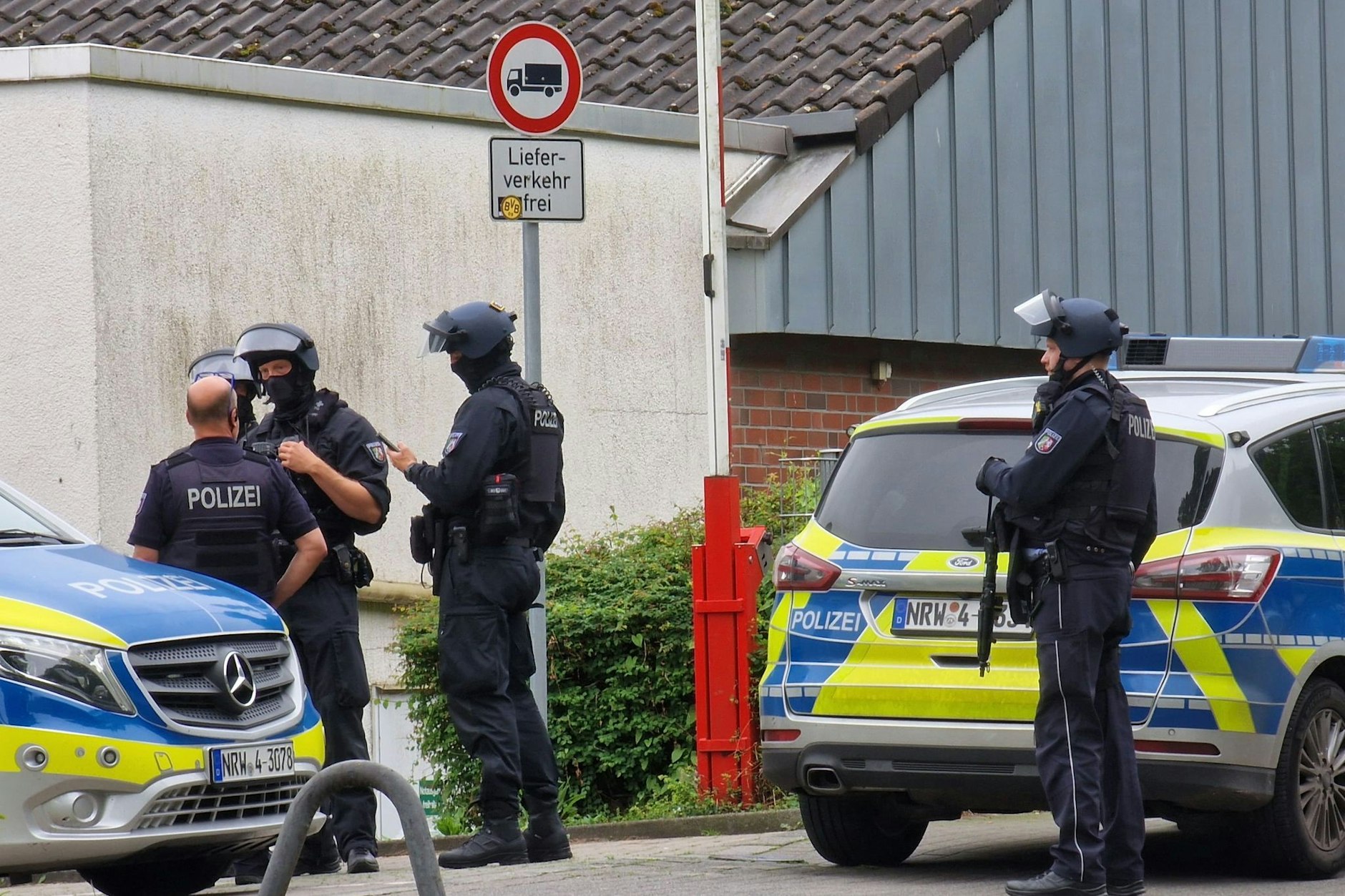 Einsatzkräfte der Polizei sind in Hagen im Einsatz. Der Tatverdächtige konnte am Sonntagmittag festgenommen werden.