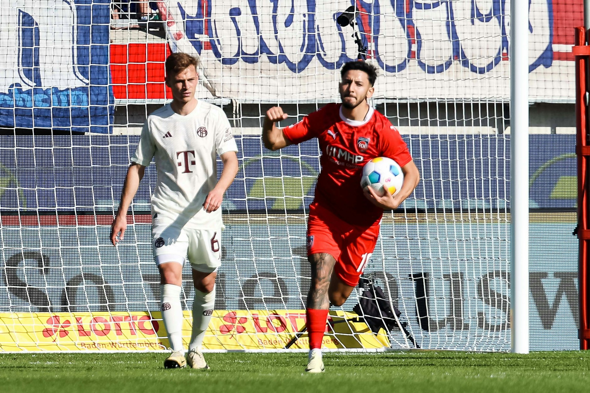 Heidenheims Kevin Sessa schockte die Bayern im April mit seinem Tor nach der Pause. Da staunte sogar Joshua Kimmich.