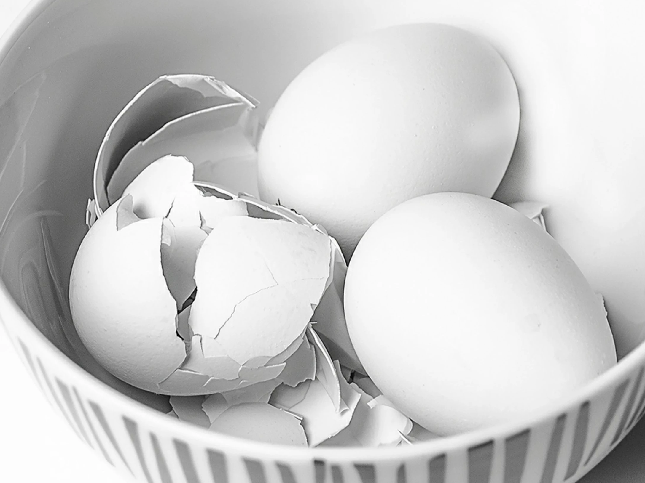 Eierschalen fallen im Haushalt regelmäßig an - sie enthalten viel Calcium, können als Dünger beim Gurkenanbau verwendet werden.