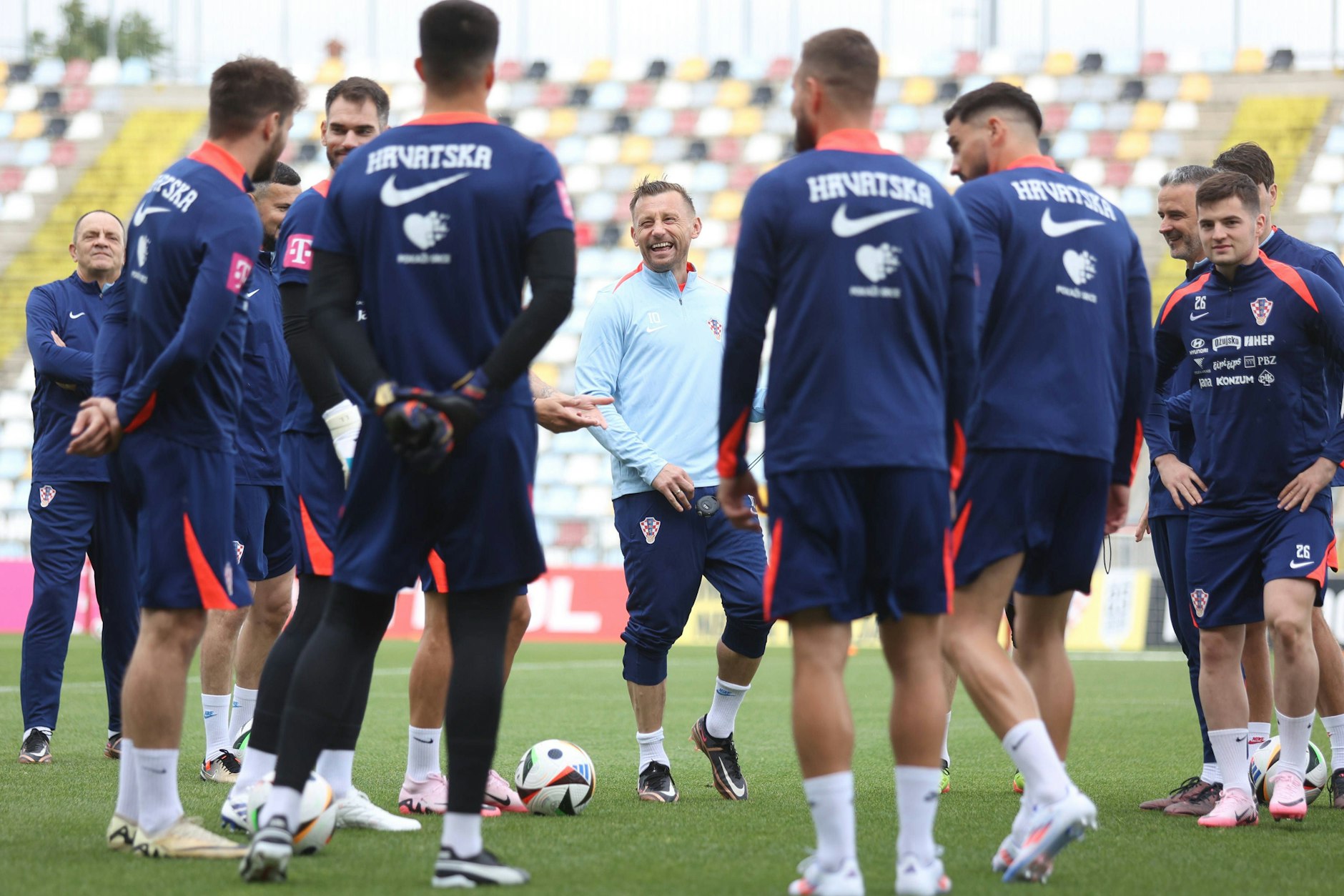 Der Ex-Herthaner Ivica Olic (M.) sorgt als Co-Trainer der Nationalelf auch für gute Stimmung bei den Kroaten.