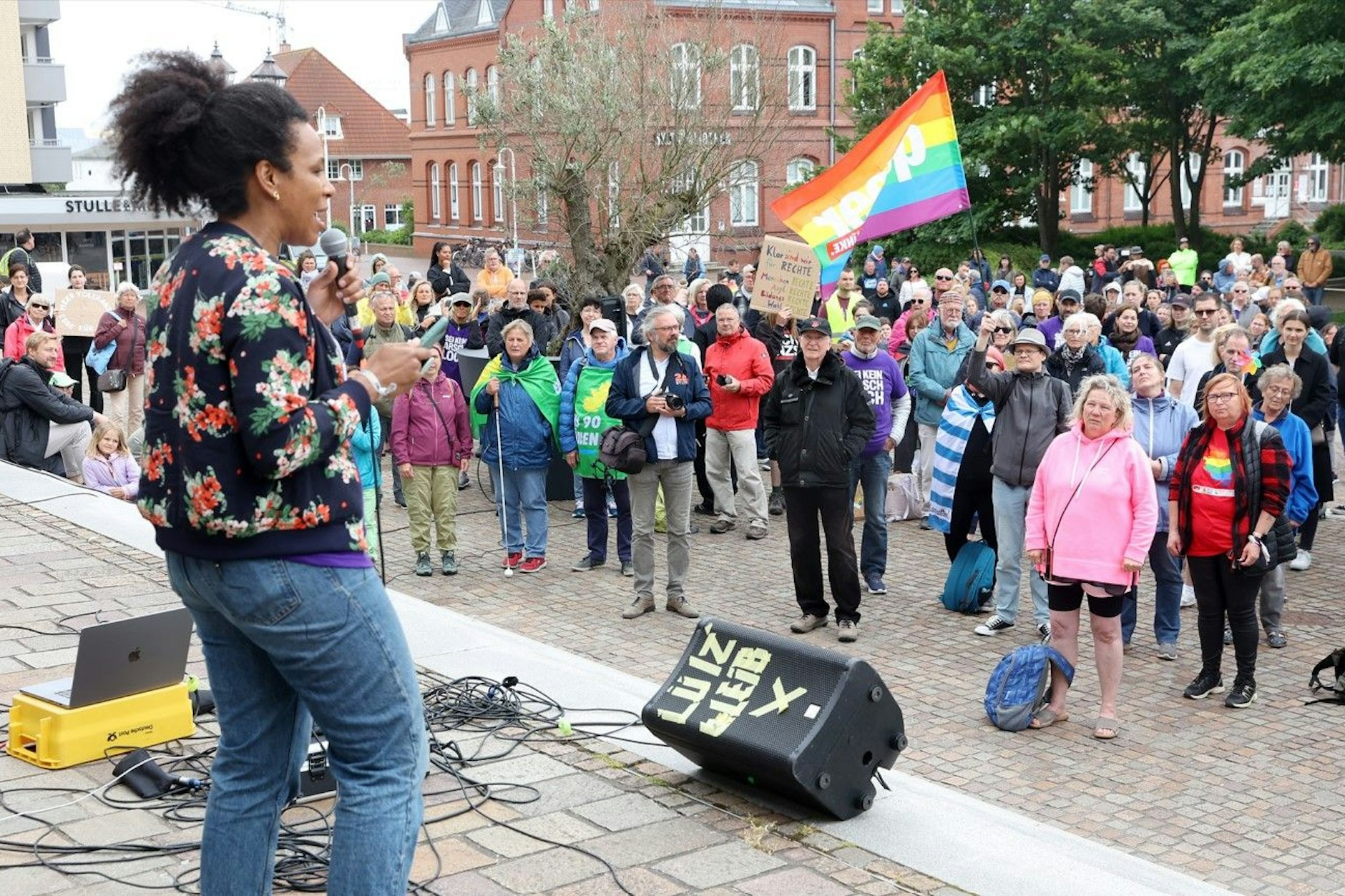 Westerland auf Sylt: Nela Riehl, Kandidatin der Partei Volt für das EU-Parlament, spricht vor dem Rathaus bei der Demo gegen rechts.