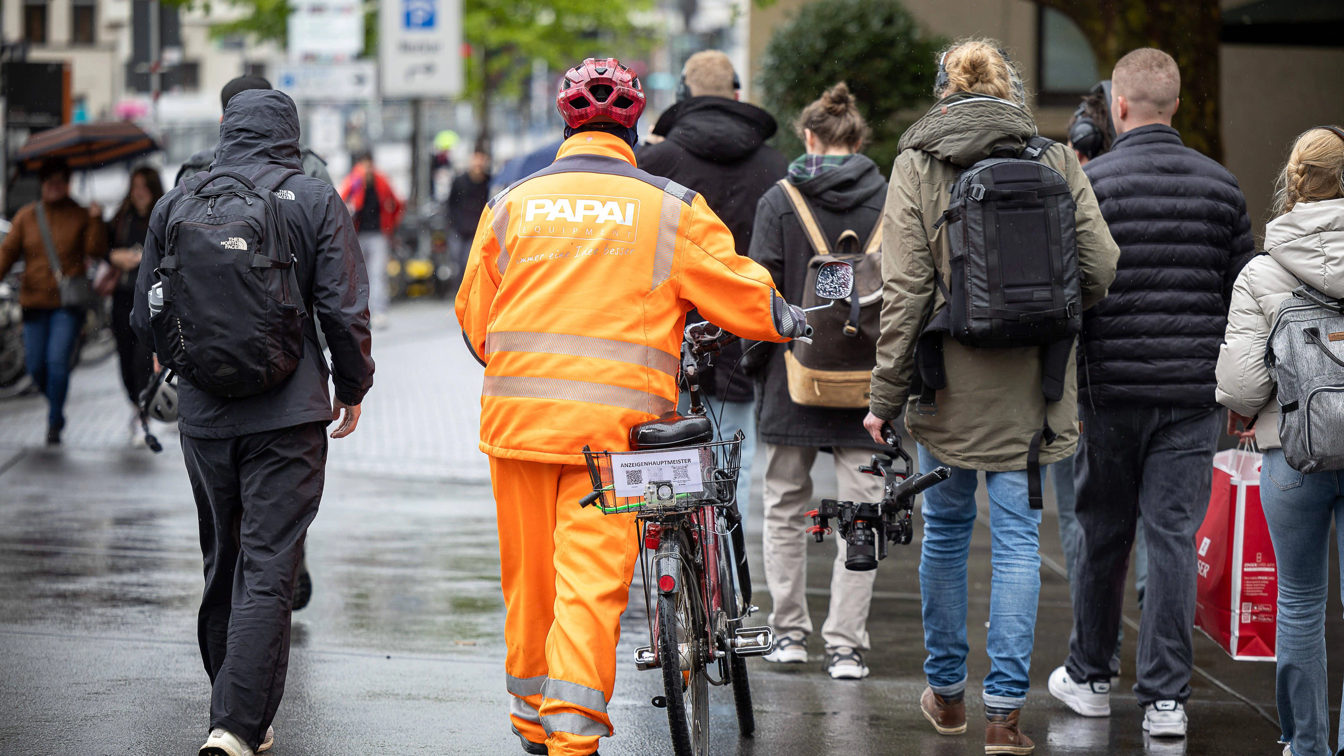 Niclas M. sucht mit seinem Fahrrad nach Falschparkern - die einen hassen den Anzeigenhauptmeister, andere lieben sein besonderes Hobby.