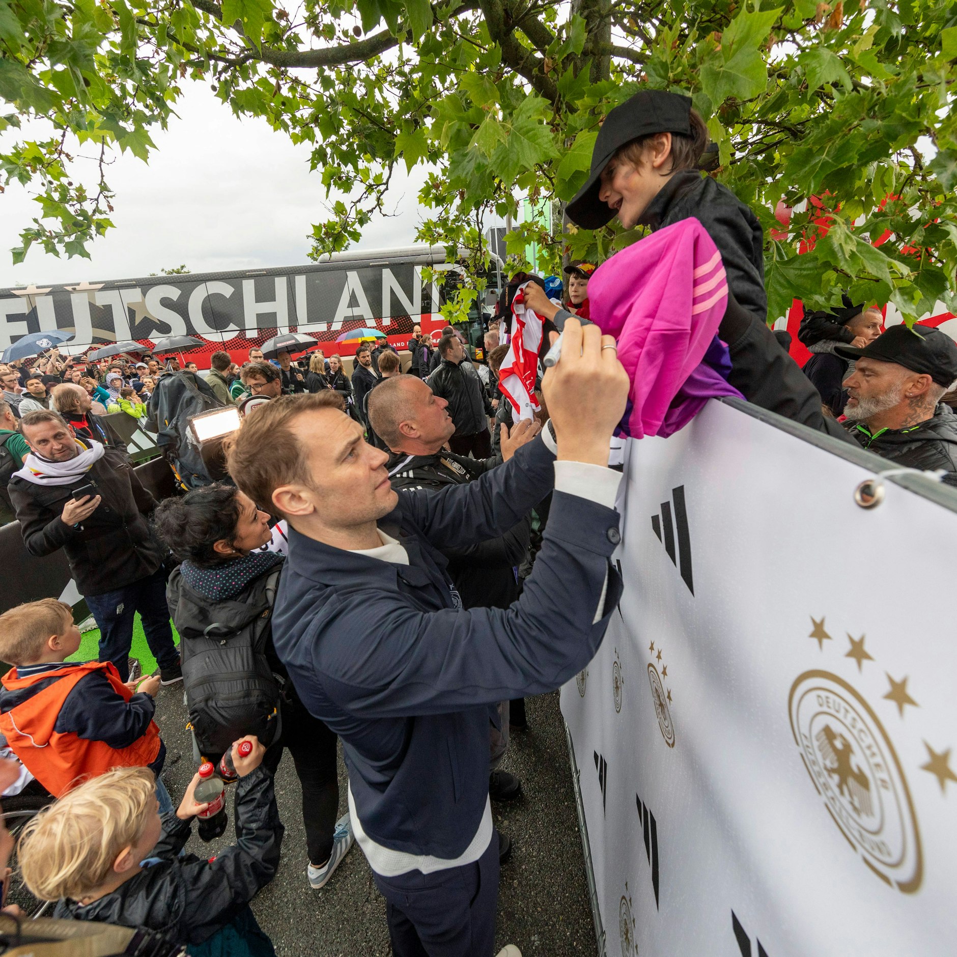 Beliebt bei allen! Deutschlands Nummer 1 Manuel Neuer schreibt im Akkord Autogramme für Fans.