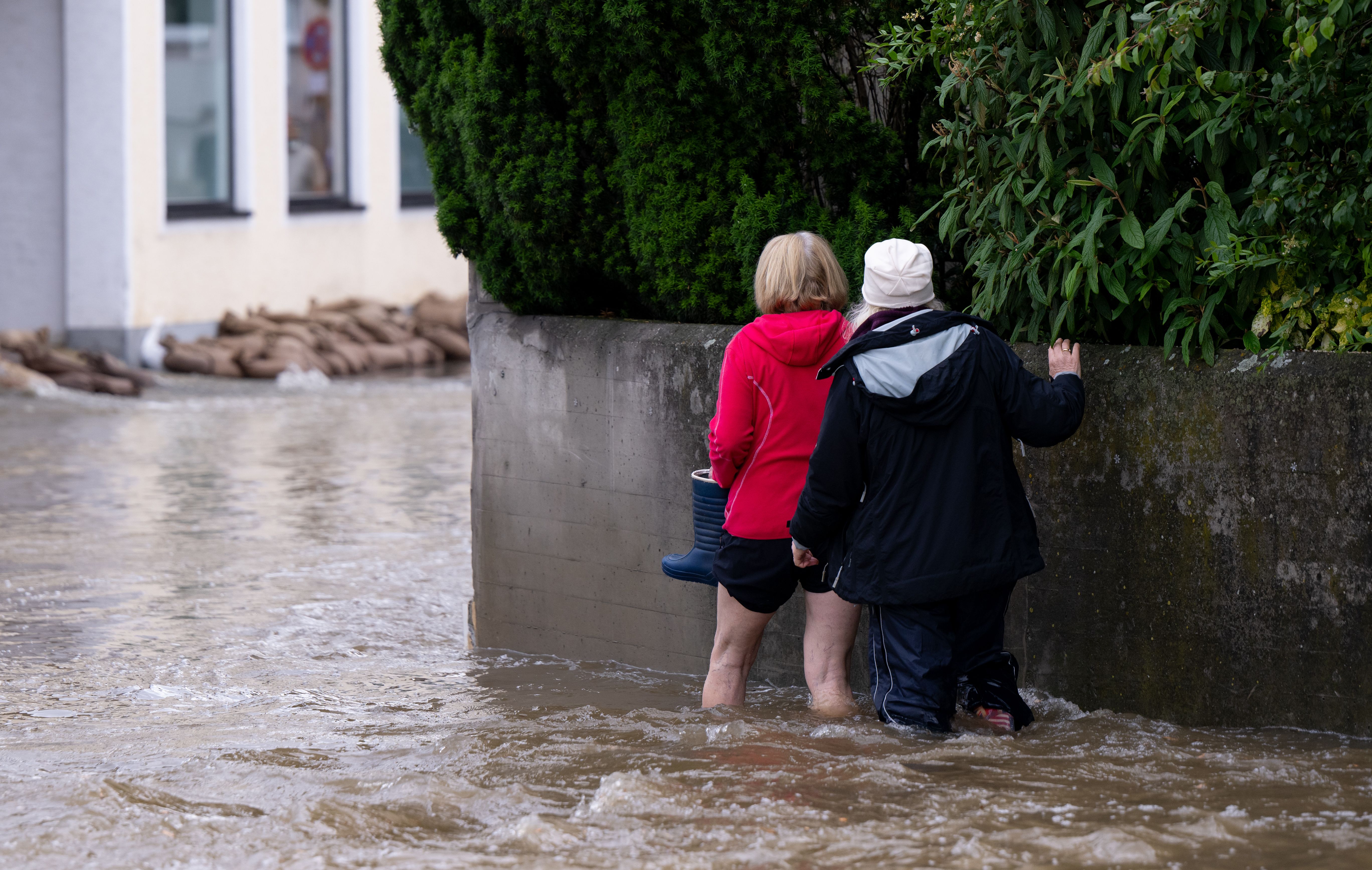 Hochwasser flutet Süddeutschland: Tausende Häuser evakuiert, Unwetter drohen