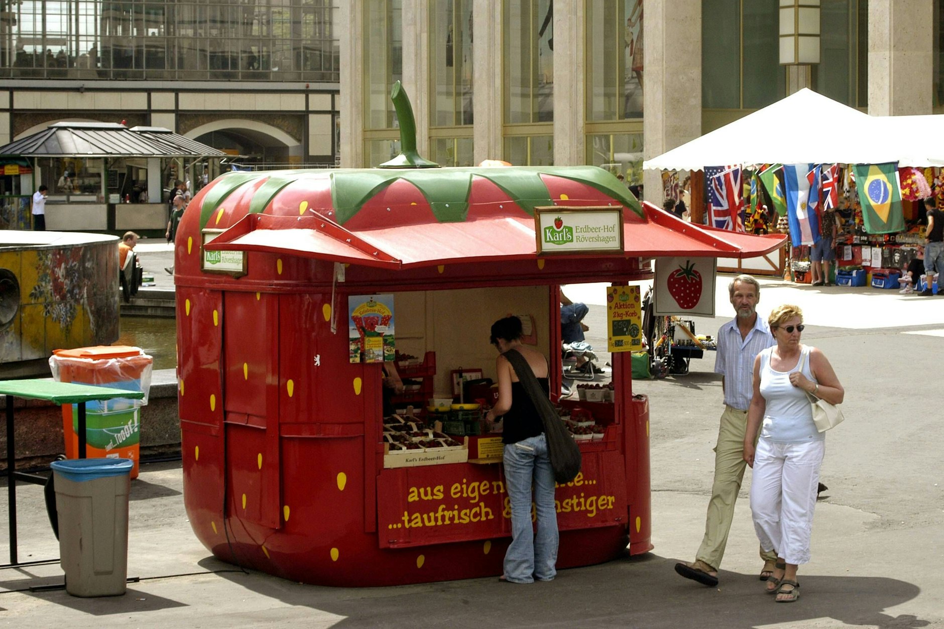 New York Times entdeckt Berlin und Ostdeutschland – und amüsiert sich über Karls Erdbeerhof