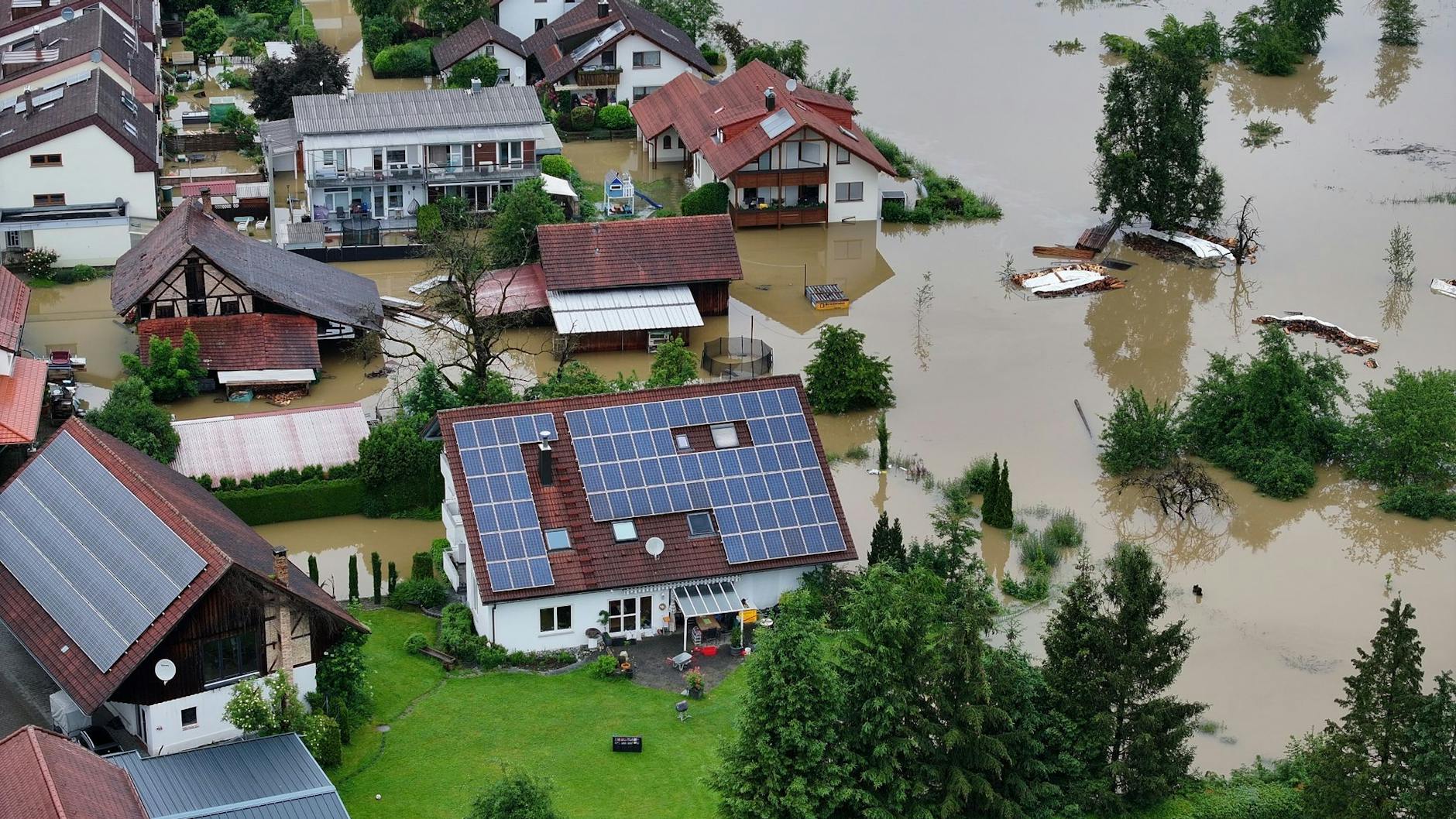 Teile von Meckenbeuren im Süden Baden-Württembergs sind überschwemmt. Und das Wetter bleibt auch in den kommenden Wochen noch unberechenbar...
