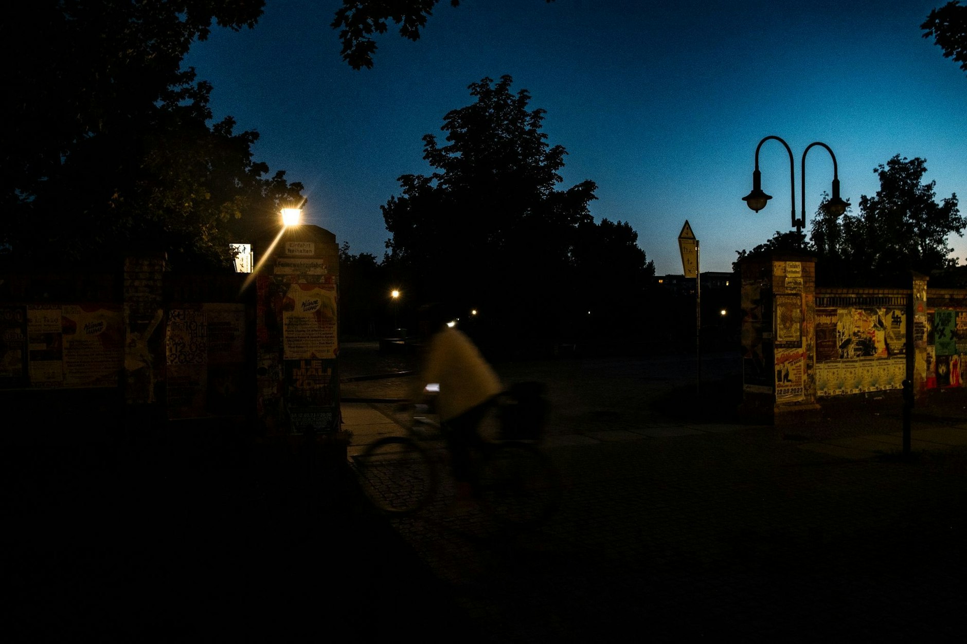 Ein Radfahrer fährt am Abend am Görlitzer Park vorbei.