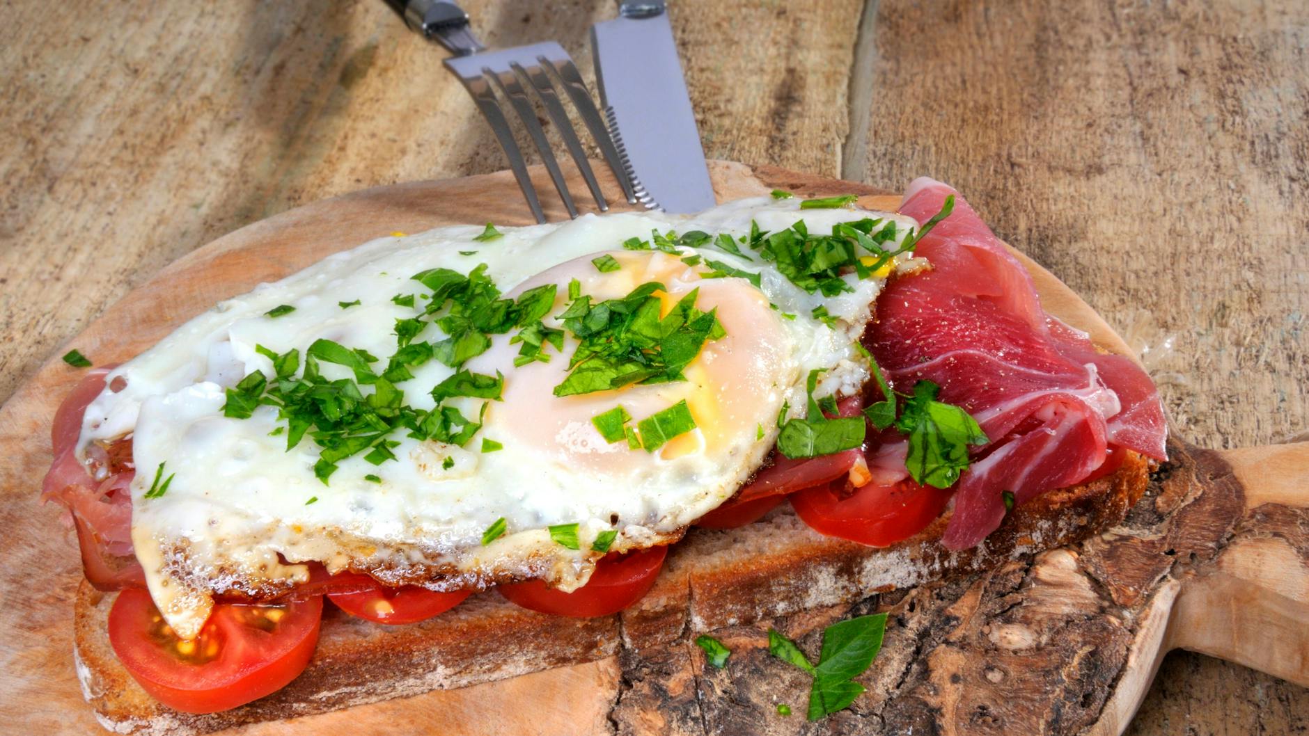 Hmmm, das schmeckt! Strammer Max ist das perfekte Rezept, wenn's zum Abend mal schnell gehen muss.