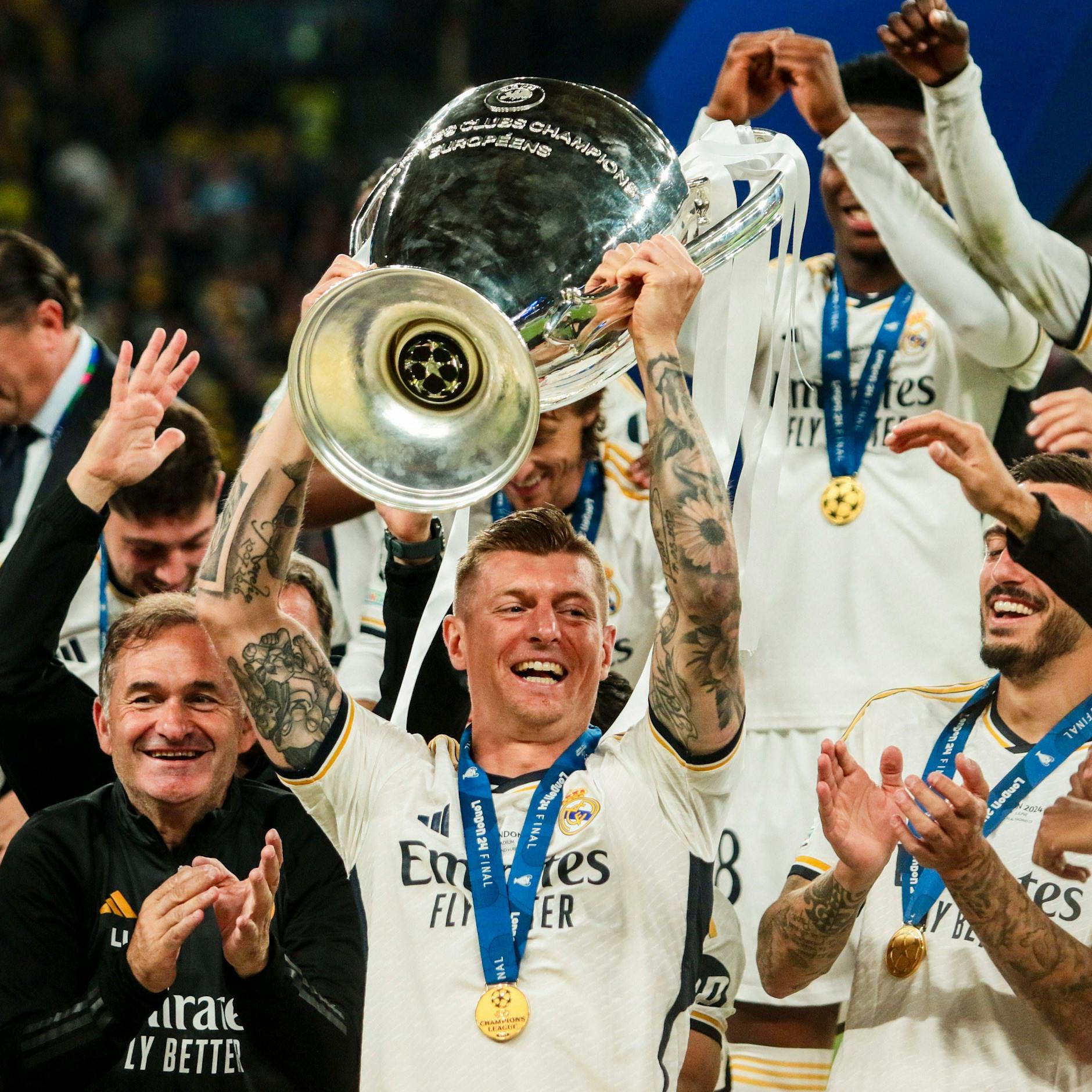 Toni Kroos konnte zum sechsten Mal den Henkelpott in die Höhe halten.