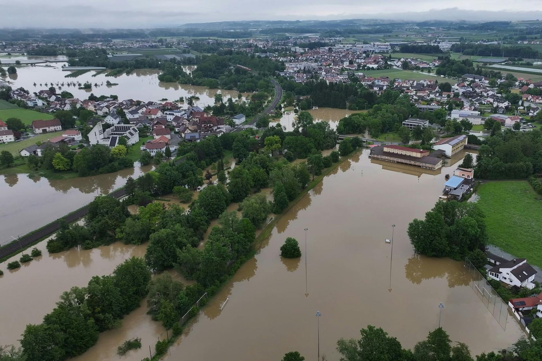 Teile von Meckenbeuren im Süden Baden-Württembergs sind überschwemmt.