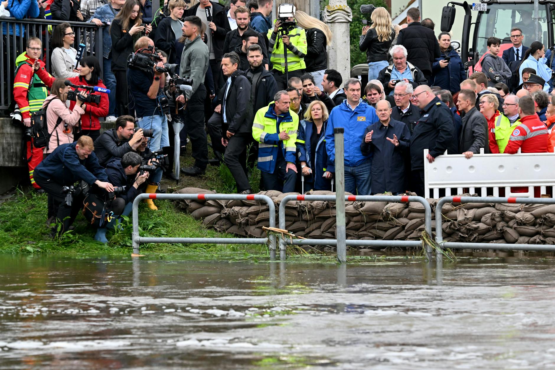 Reichertshofen: Olaf Scholz, Markus Söder und Nancy Faeser besuchen das Flutgebiet.