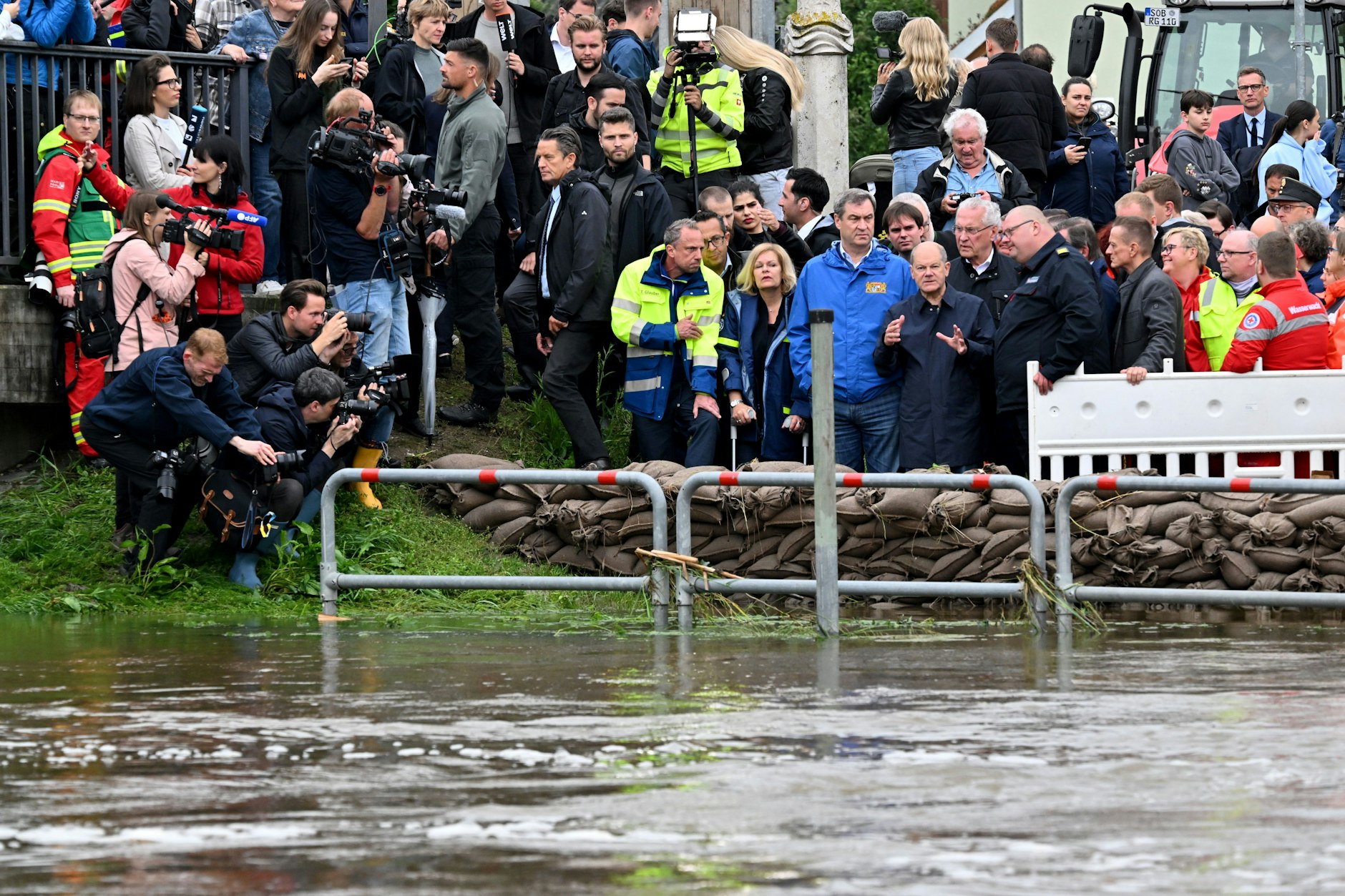 Reichertshofen: Olaf Scholz, Markus Söder und Nancy Faeser besuchen das Flutgebiet.