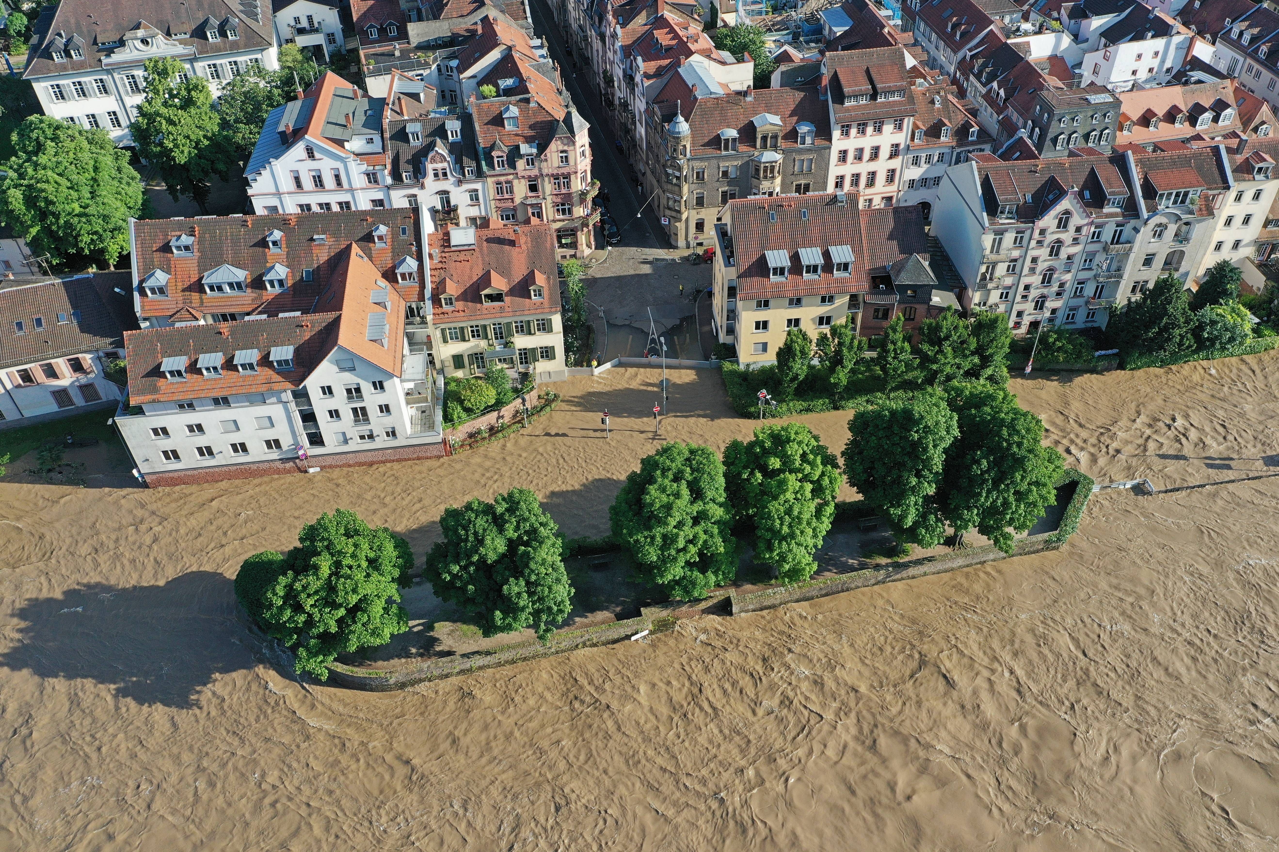 Hochwasser: Landkreis In Bayern Ruft Katastrophenfall Aus, Evakuierung ...