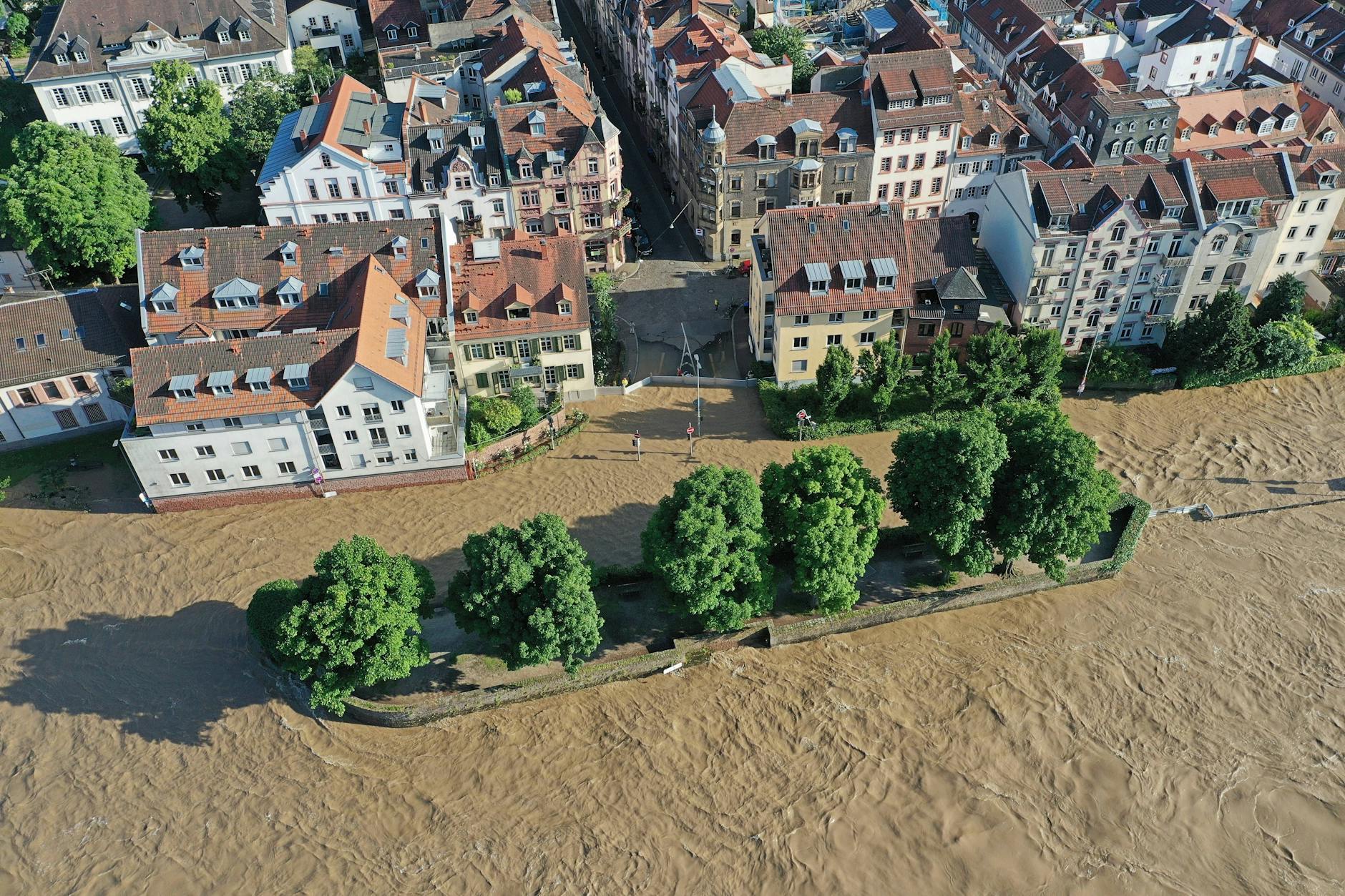 Baden-Württemberg: In Heidelberg trat bei einem Pegelstand von etwa 3,6 Meter der Neckar im Bereich der alten Brücke über die Ufer. 