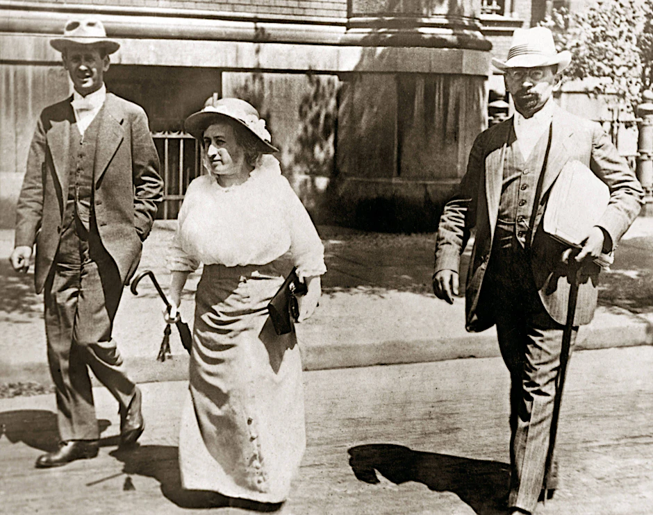 Rosa Luxemburg mit den Anwälten Paul Levi (links) und Kurt Rosenfeld (rechts), 1914