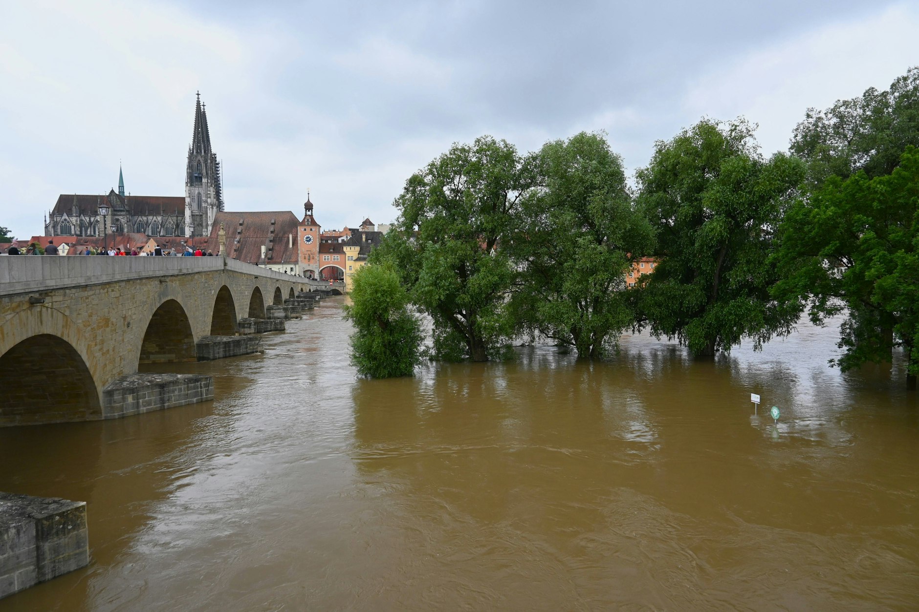 Hochwasser in der Weltkulturerbe-Stadt Regensburg in Bayern. Am Montagabend mussten Häuser an der Donau evakuiert werden