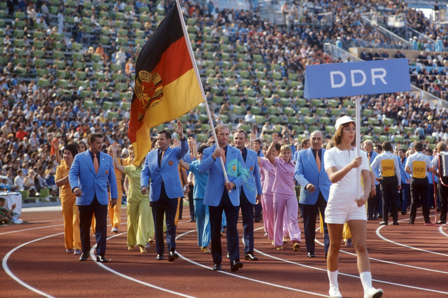 Eröffnungsfeier der Olympia 1972 in München: Einmarsch der DDR Olympiamannschaft, Fahnenträger Manfred Wolke geht voran.
