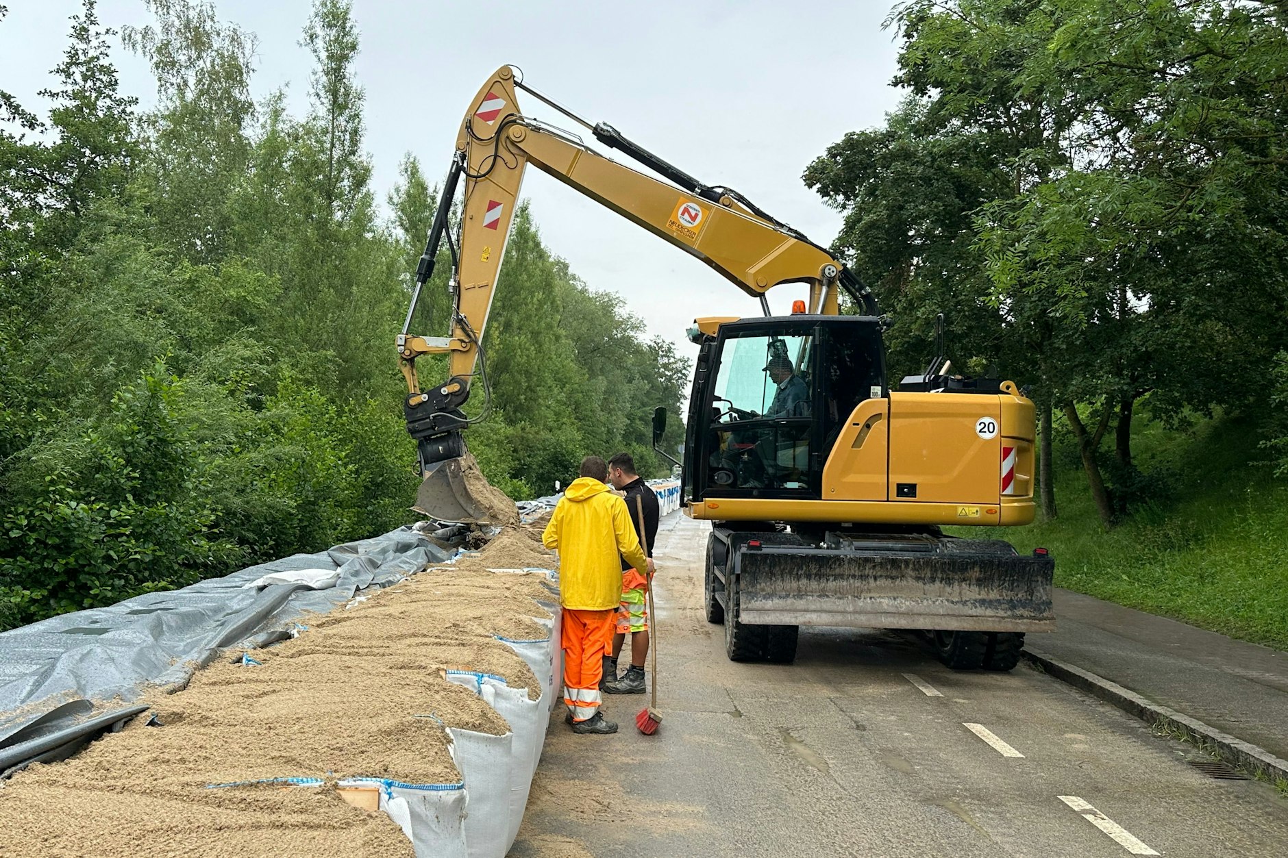 In Straubing schützen städtische Mitarbeiter eine Wohnsiedlung an der Donau auf etwa 400 Metern Länge mit Sandsäcken, sogenannten Big Packs.
