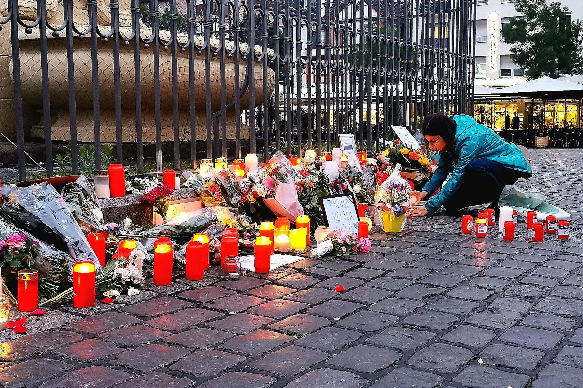 Mannheim: Blumen und Kerzen werden in unmittelbarer Nähe des Tatorts niedergelegt.
