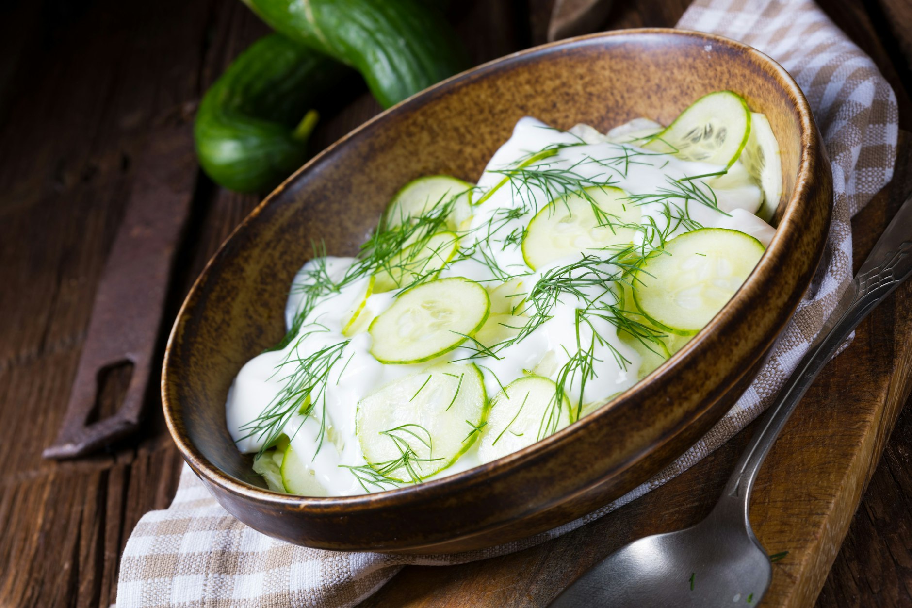 Das Rezept für den besten Gurkensalat ist das perfekte Abendbrot im Sommer.