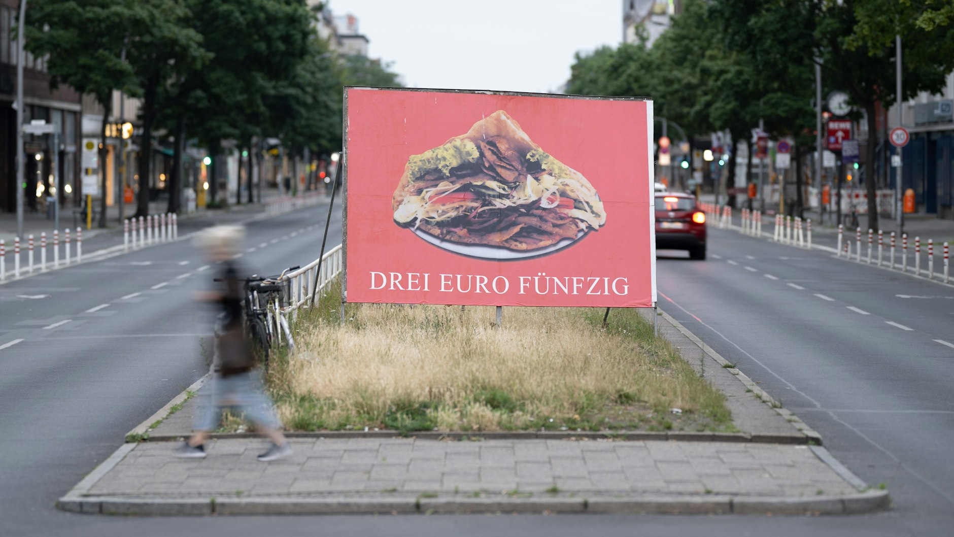 Ein Plakat wirbt für einen Dönerpreis von 3,50 Euro.&nbsp;