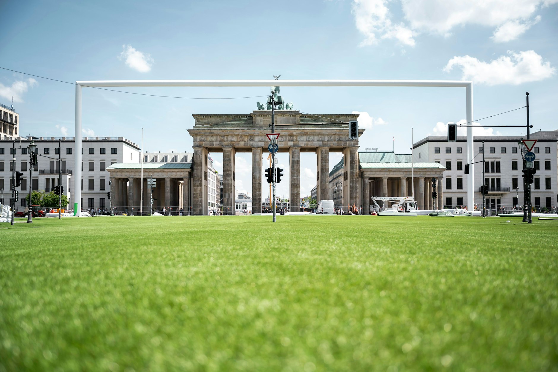 Kunstrasen vor dem Brandenburger Tor: Schlecht für Mensch und Umwelt oder unbedenklich?&nbsp;
