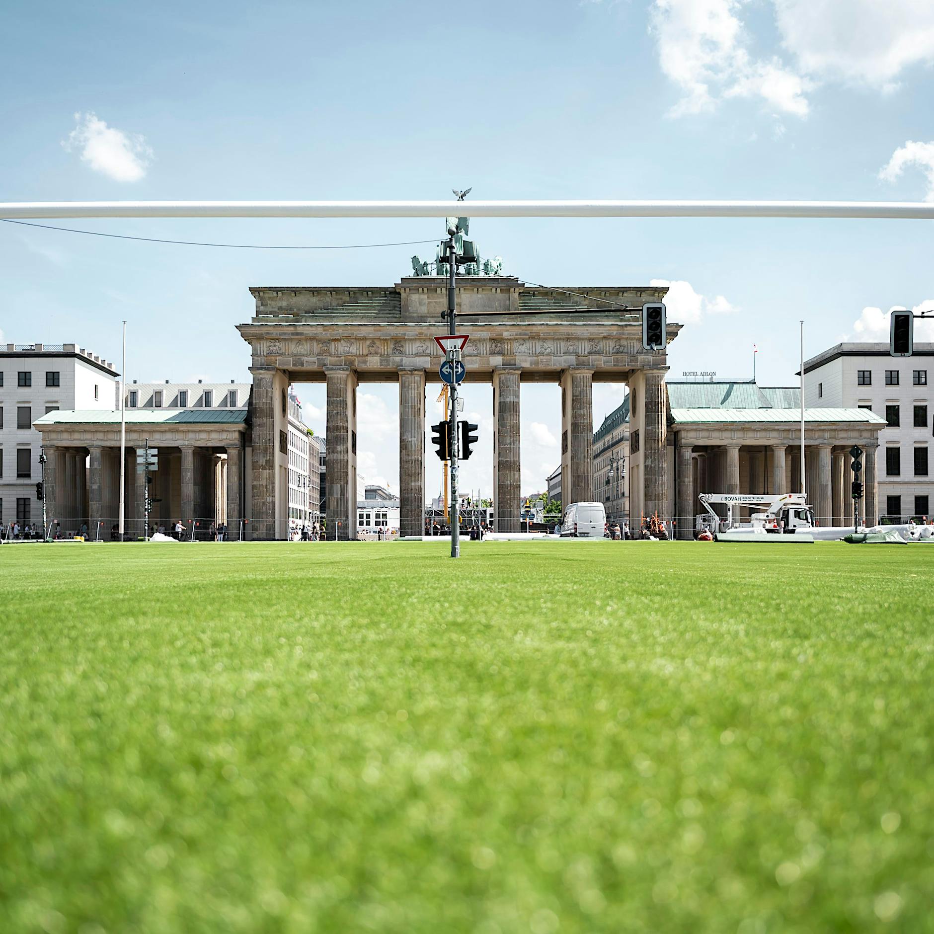 Grünes Plastik überall: Kritik am Kunstrasen der EM-Fanmeile