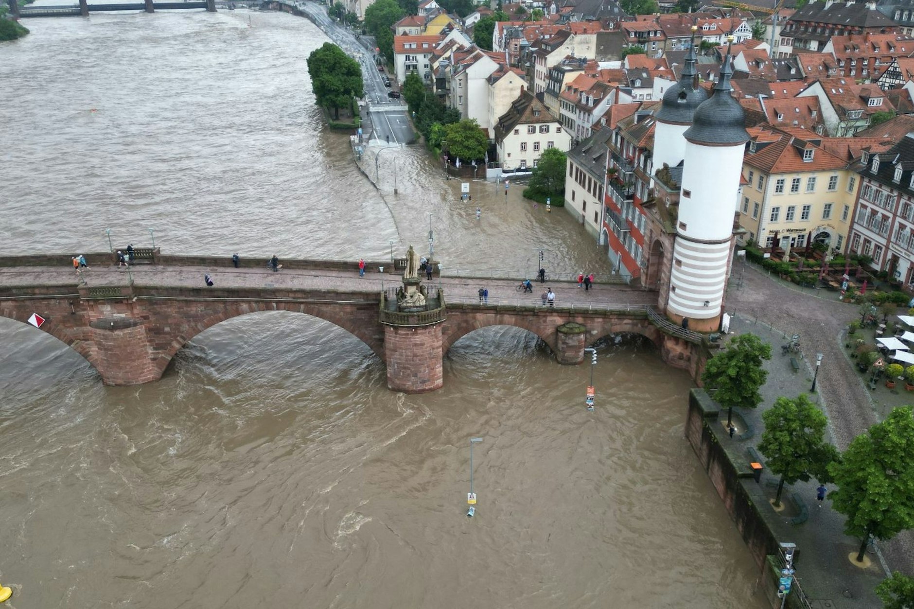Das Wasser hat die Heidelberger Altstadt erreicht.&nbsp;