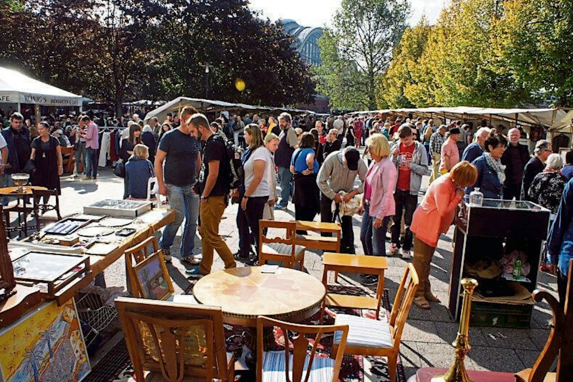 Der Flohmarkt am Ostbahnhof bietet Berlinern regelmäßig eine Auswahl an Antiquitäten und Möbeln.&nbsp;