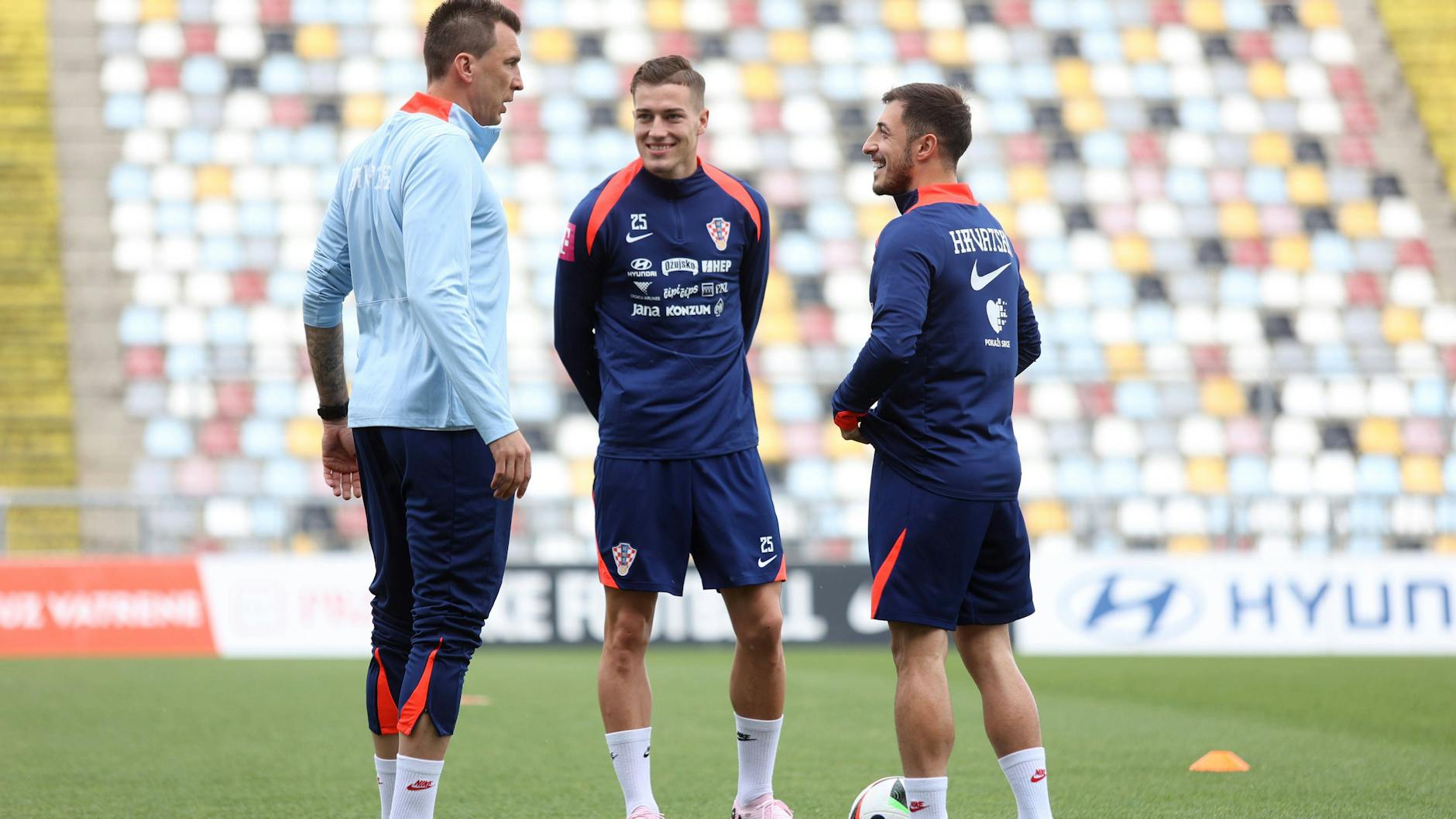 Josip Juranovic (r.) in einer Trainingspause des kroatischen Teams in der EM-Vorbereitung mit Co-Trainer Mario Mandzukic (l.) und Luka Sucic.