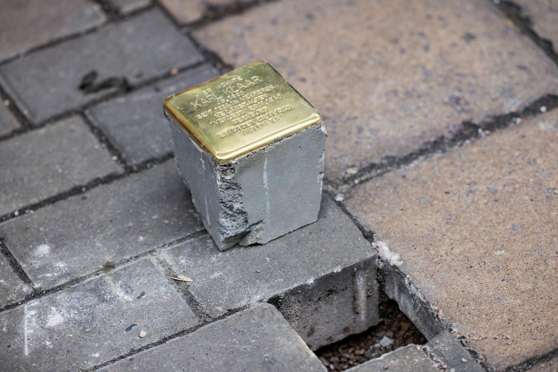 Stolpersteine erinnern am letzten freiwillig gewählten Wohnort an Menschen, die im Nationalsozialismus verfolgt wurden.