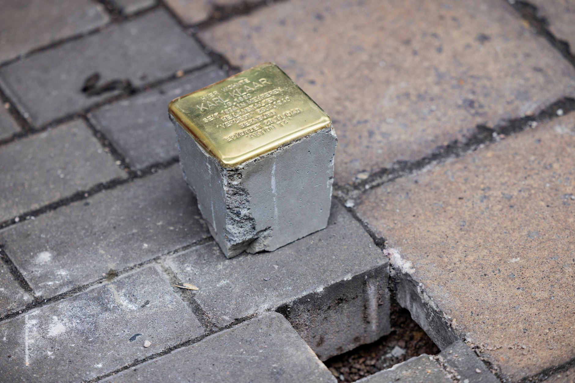 Stolpersteine erinnern am letzten freiwillig gewählten Wohnort an Menschen, die im Nationalsozialismus verfolgt wurden.