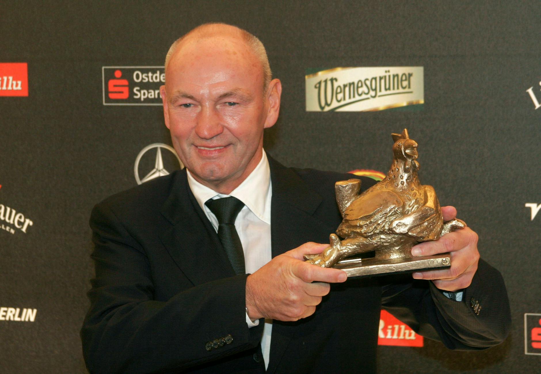 2007: Manfred Wolke präsentiert seinen Preis in der Kategorie Lebenswerk Verleihung der Goldenen Henne im Friedrichstadtpalast in Berlin.