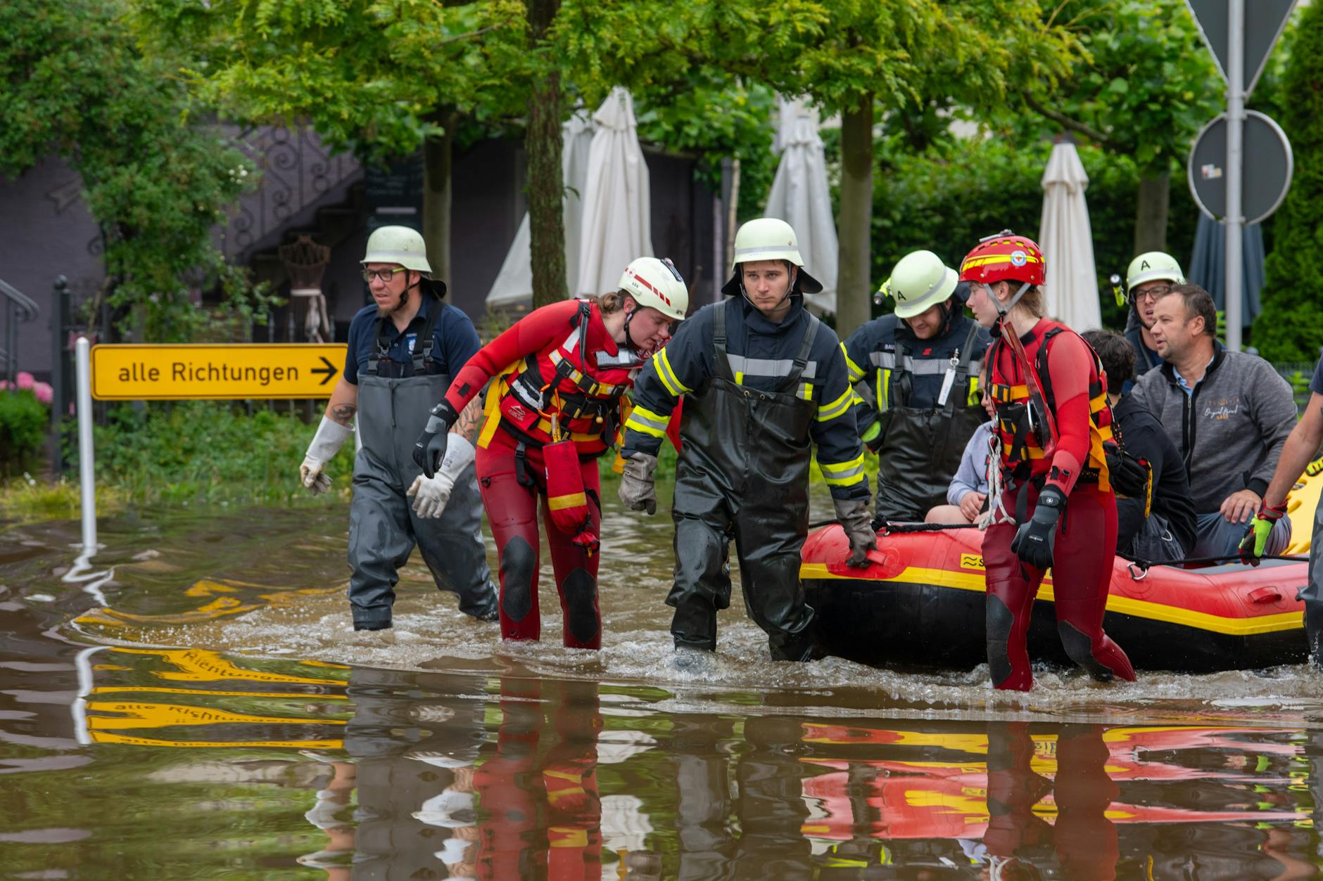 Wertingen: Mit einem Schlauchboot holen Feuerwehr und Wasserretter Anwohner aus ihren überfluteten Häusern.