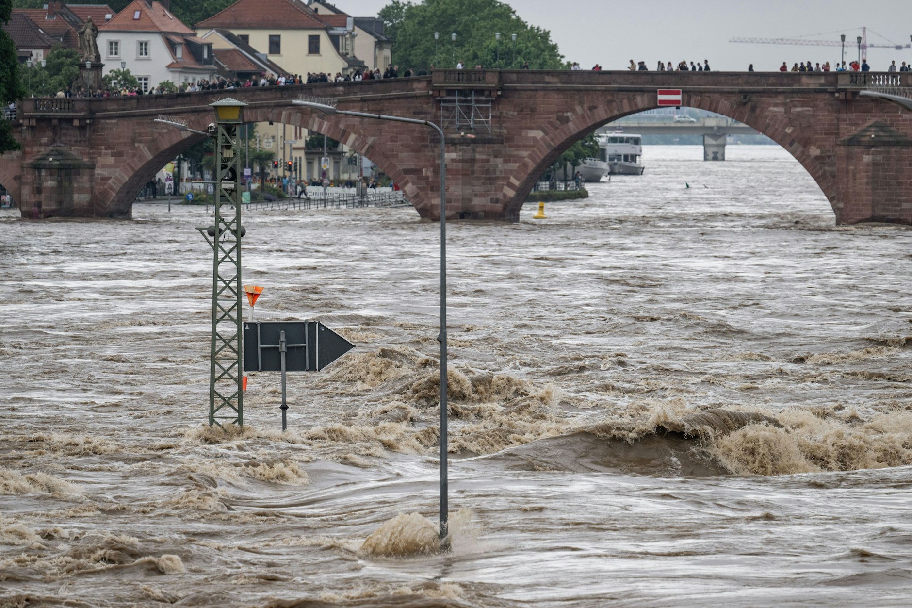 Hunderte Schaulustige beobachten von der Alten Brücke in Heidelberg aus die Szenerie.